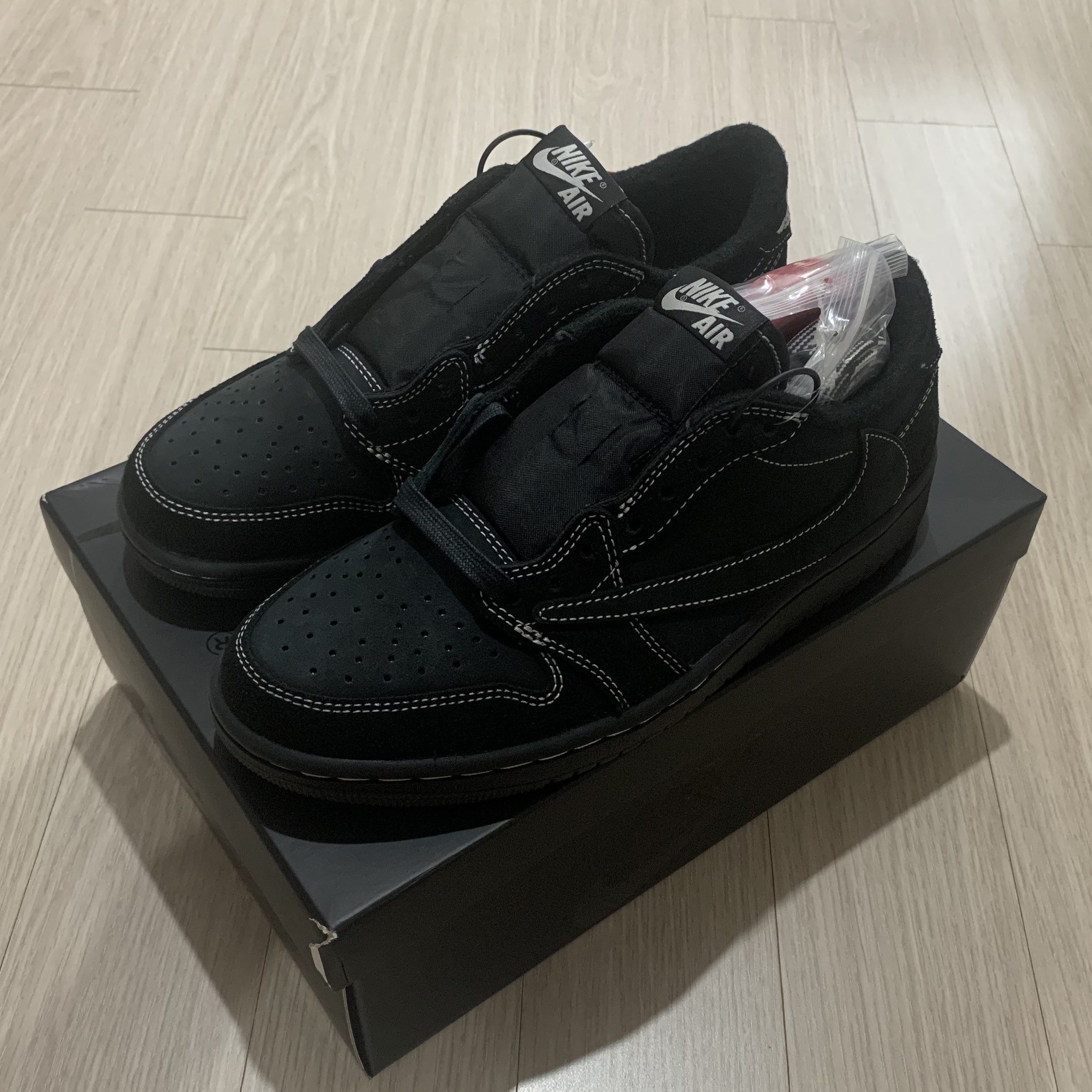 Jordan 1 x Travis Scott Retro Low OG SP Black Phantom 착용 스타일 - 1