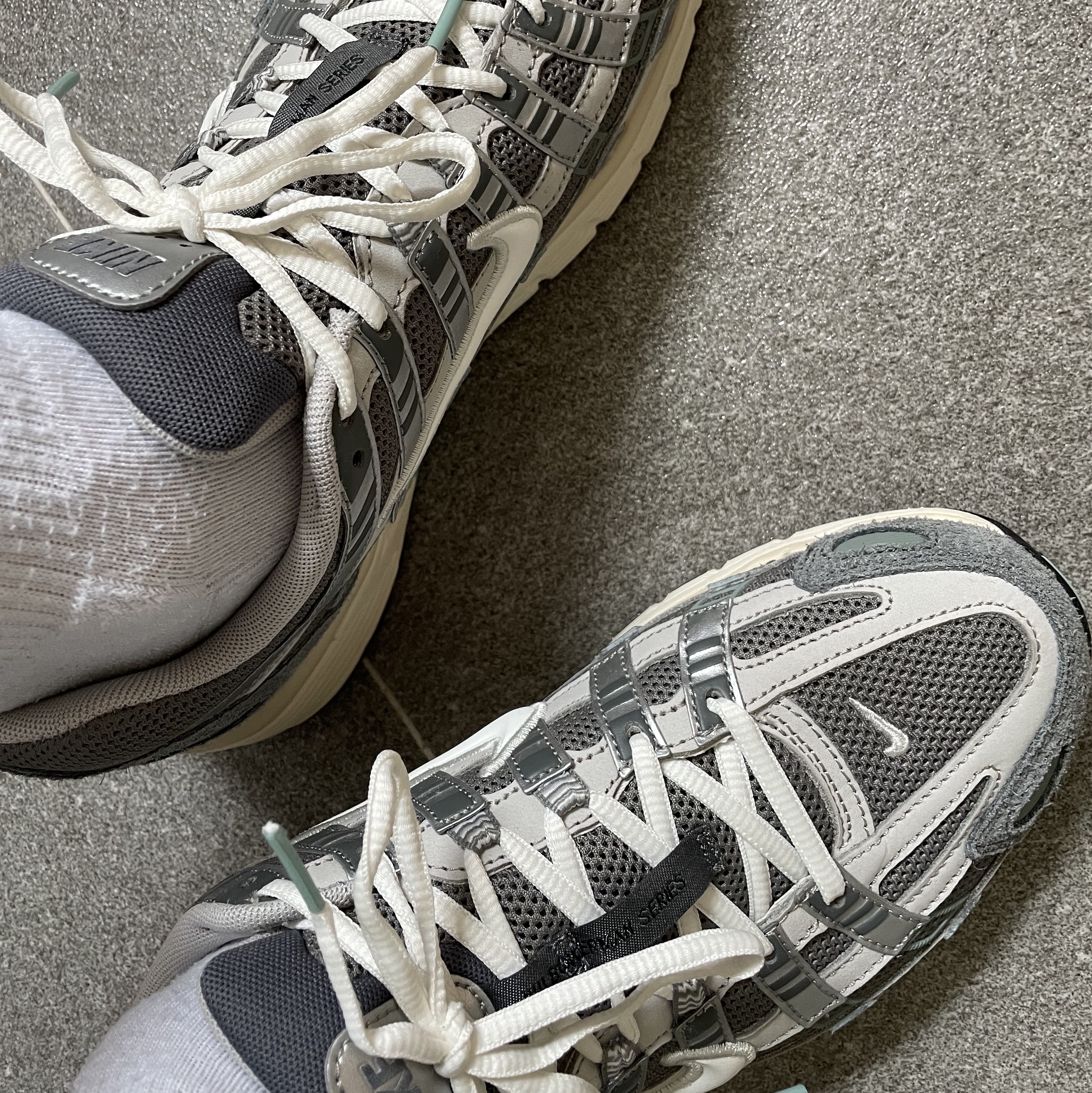 Nike P-6000 Flat Pewter Light Iron Ore 착용 스타일