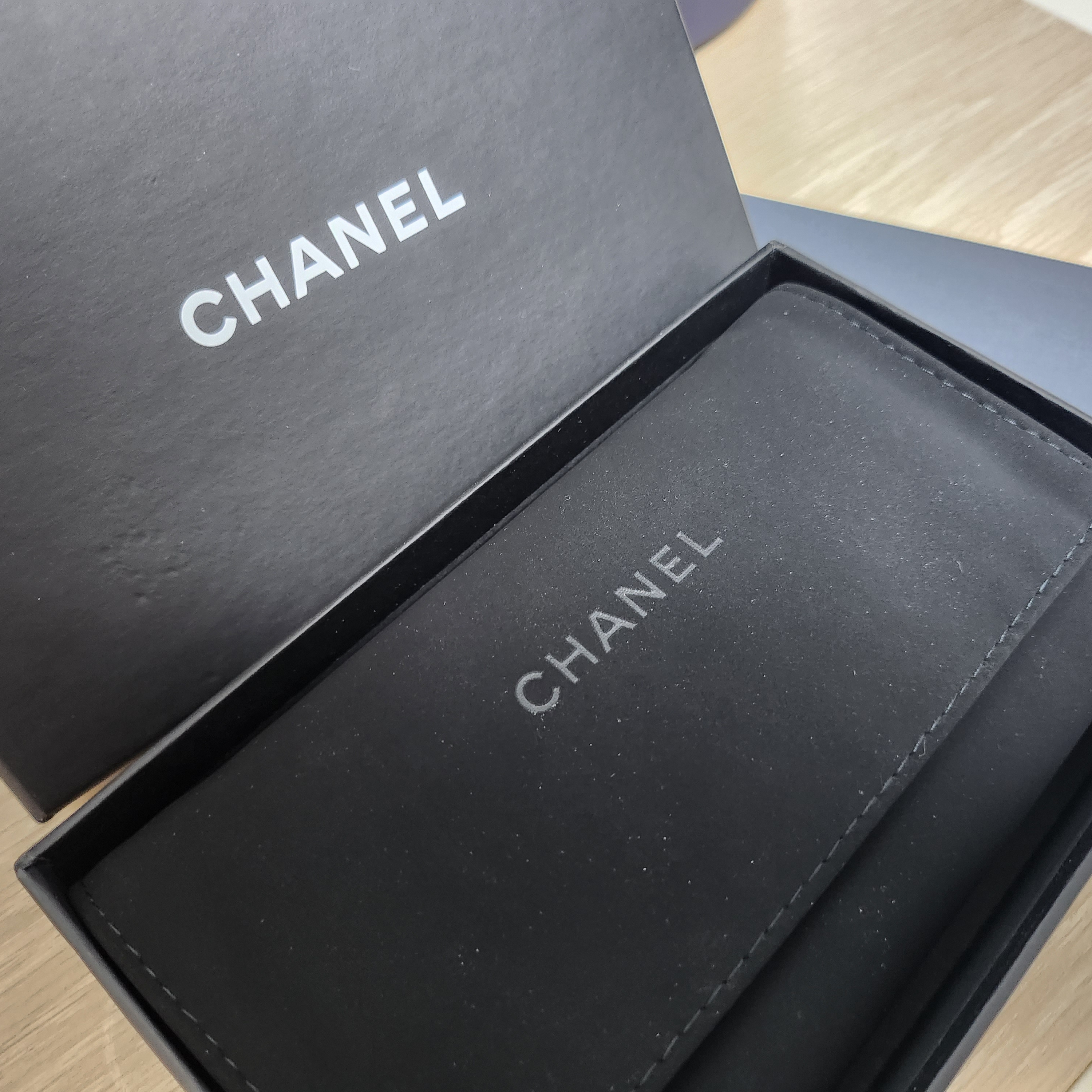 Chanel Classic Card Holder Grained Calfskin & Silver Black 착용 스타일 - 4