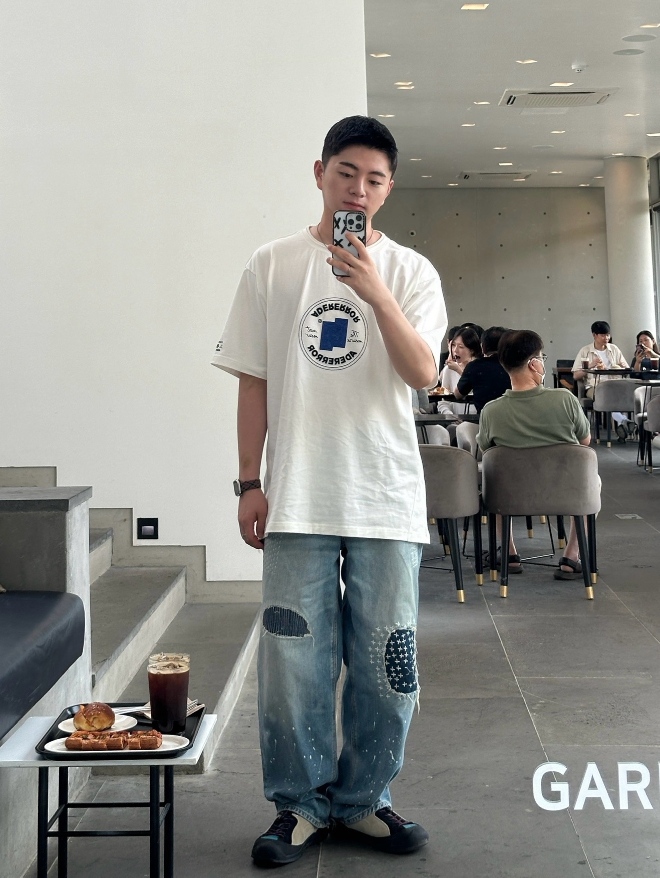 Converse x Ader Error Shapes T-Shirt Cloud Dancer, Zara x Ader Error Patchwork Jeans Blue 착용 스타일 - 1