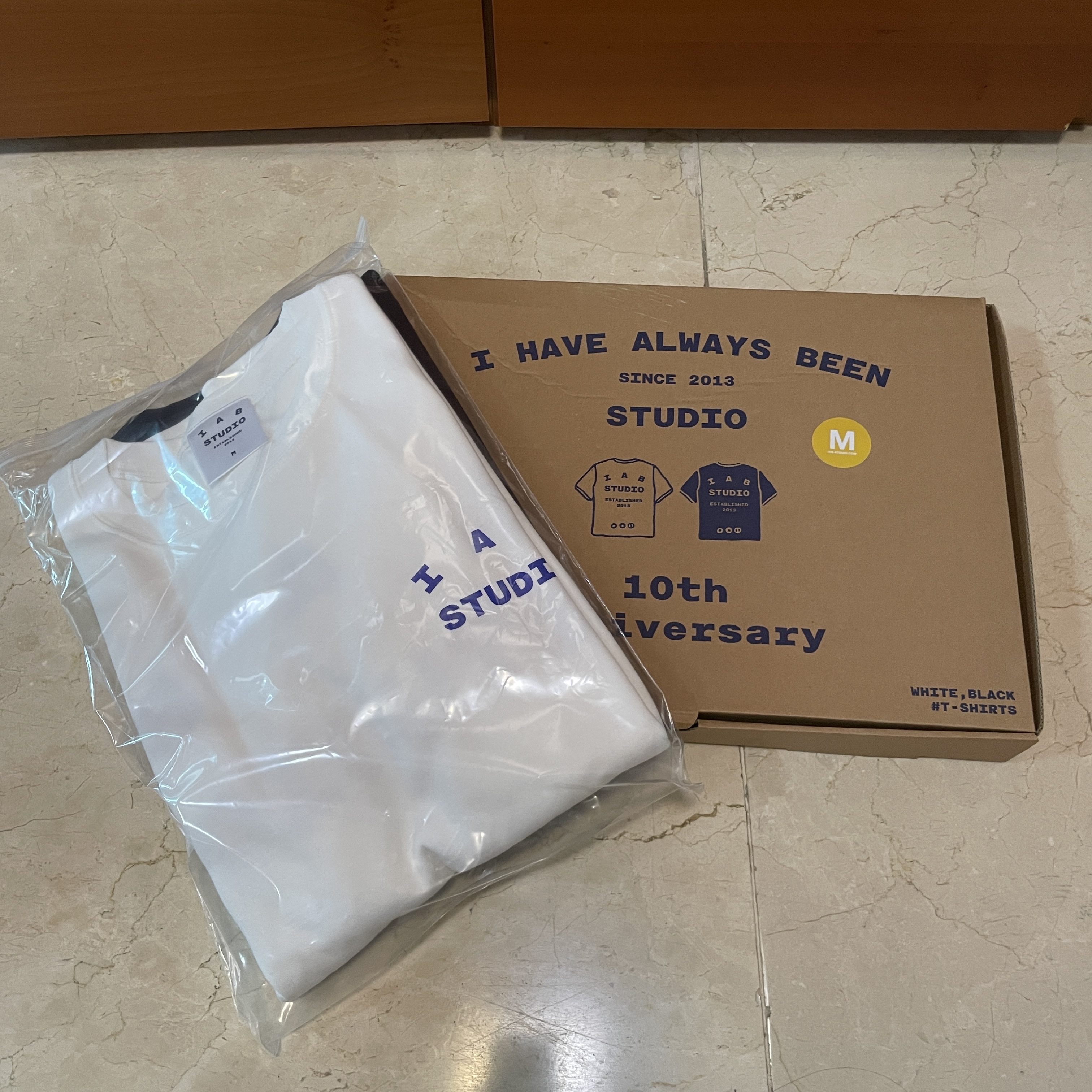 IAB Studio 10th Anniversary T-Shirts Pack White & Black (2 Pack) 착용 스타일