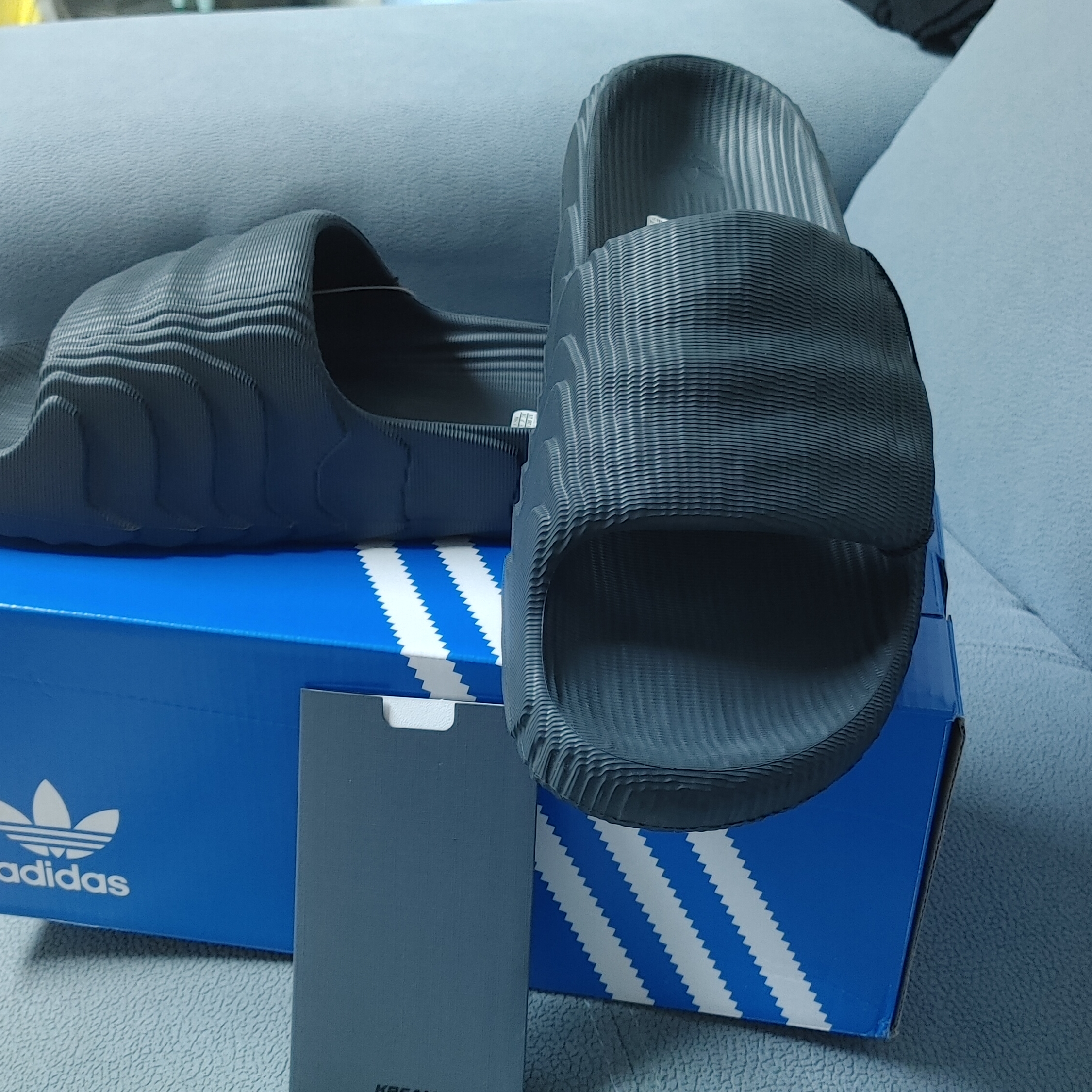 Adidas Adilette 22 Carbon 착용 스타일 - 2