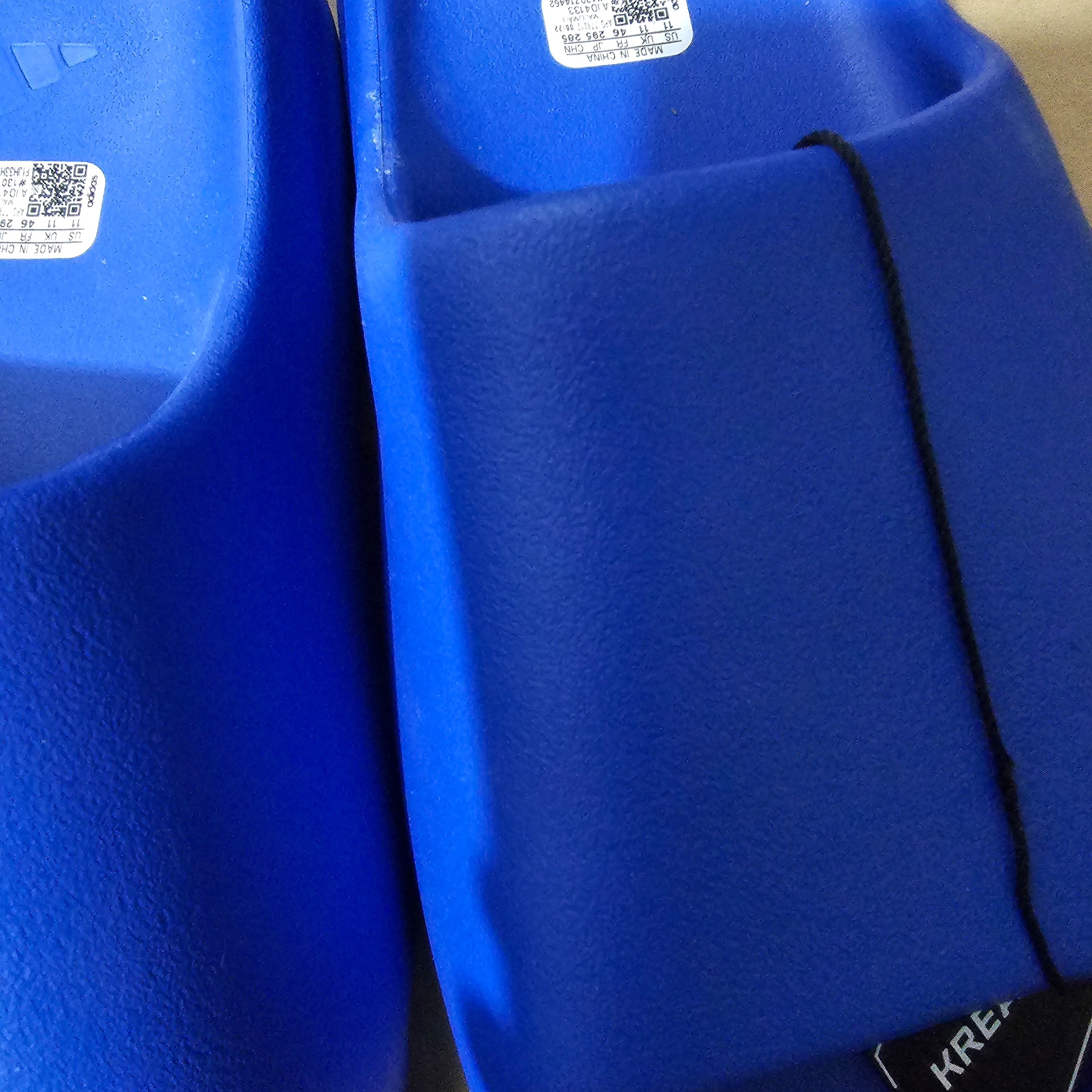 Adidas Yeezy Slide Azure 착용 스타일