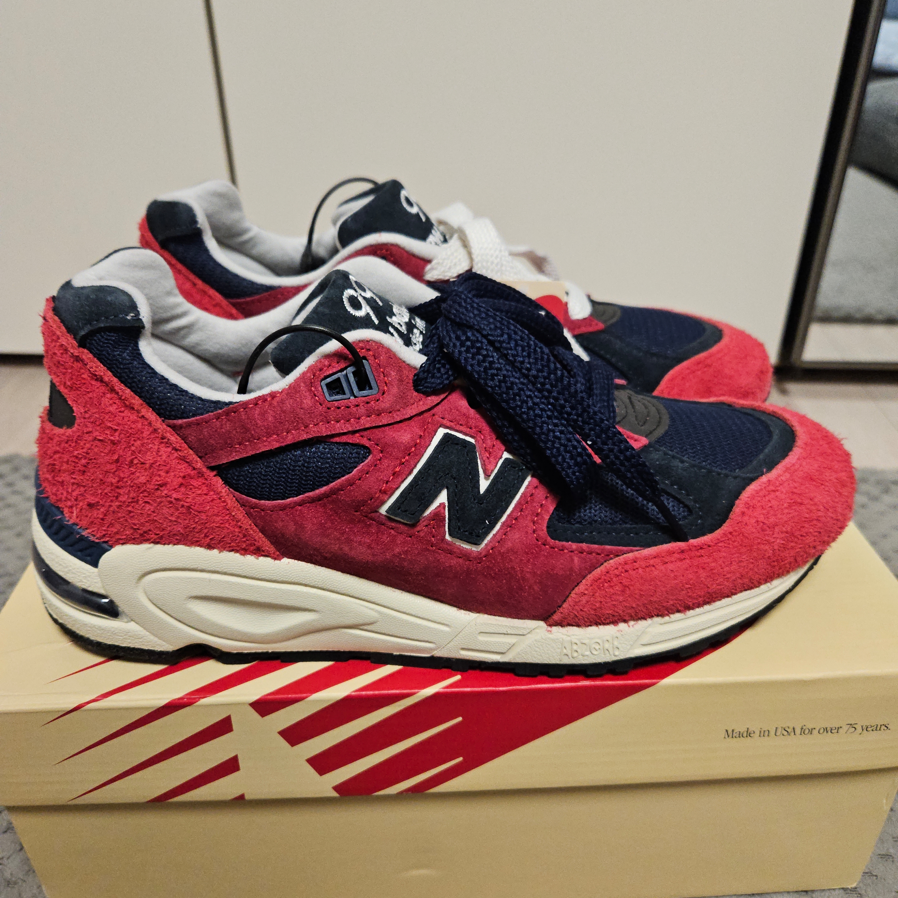 New Balance 990v2 Made in USA Chrysanthemum Navy 착용 스타일 - 2