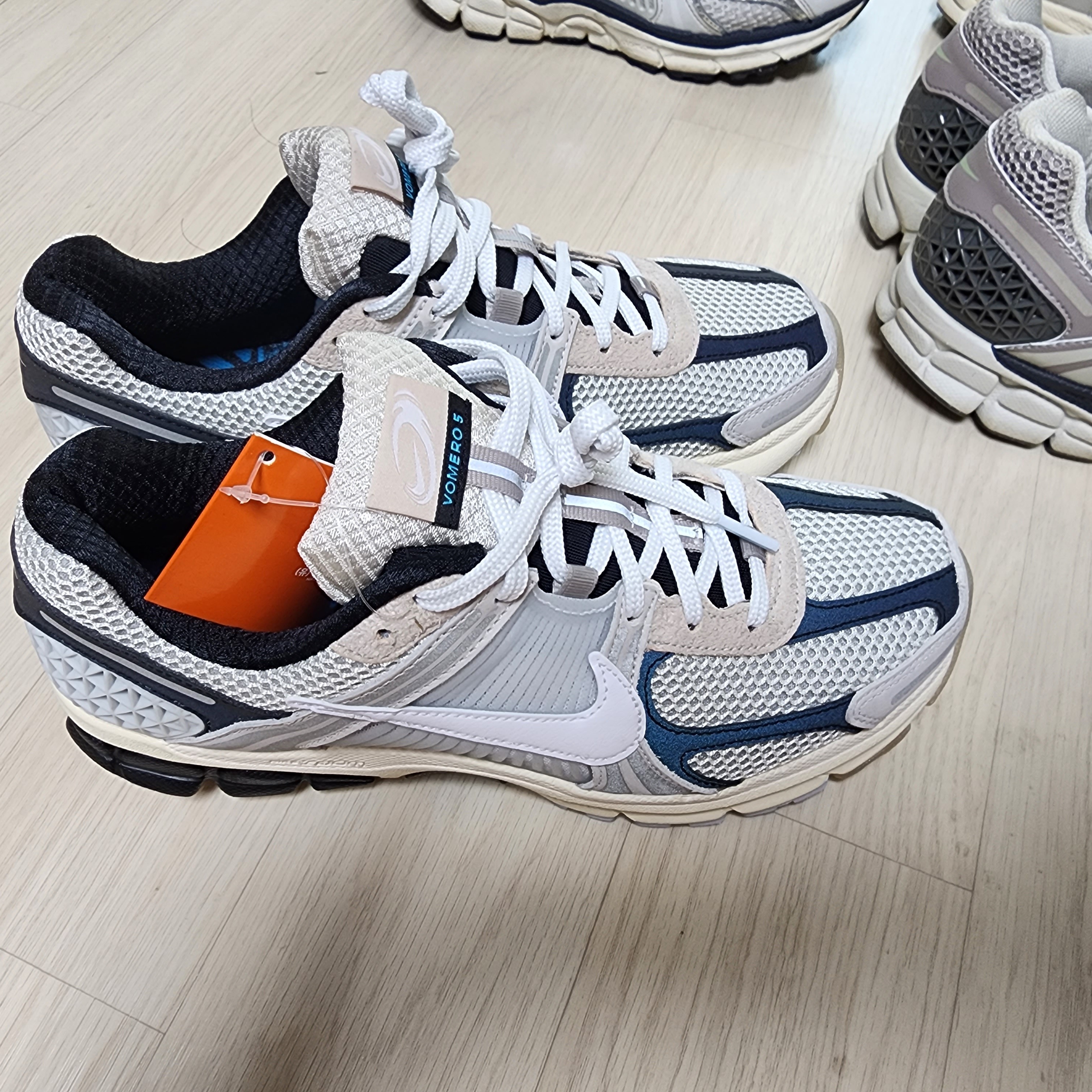 Nike Zoom Vomero 5 Light Bone and Black 착용 스타일 - 1