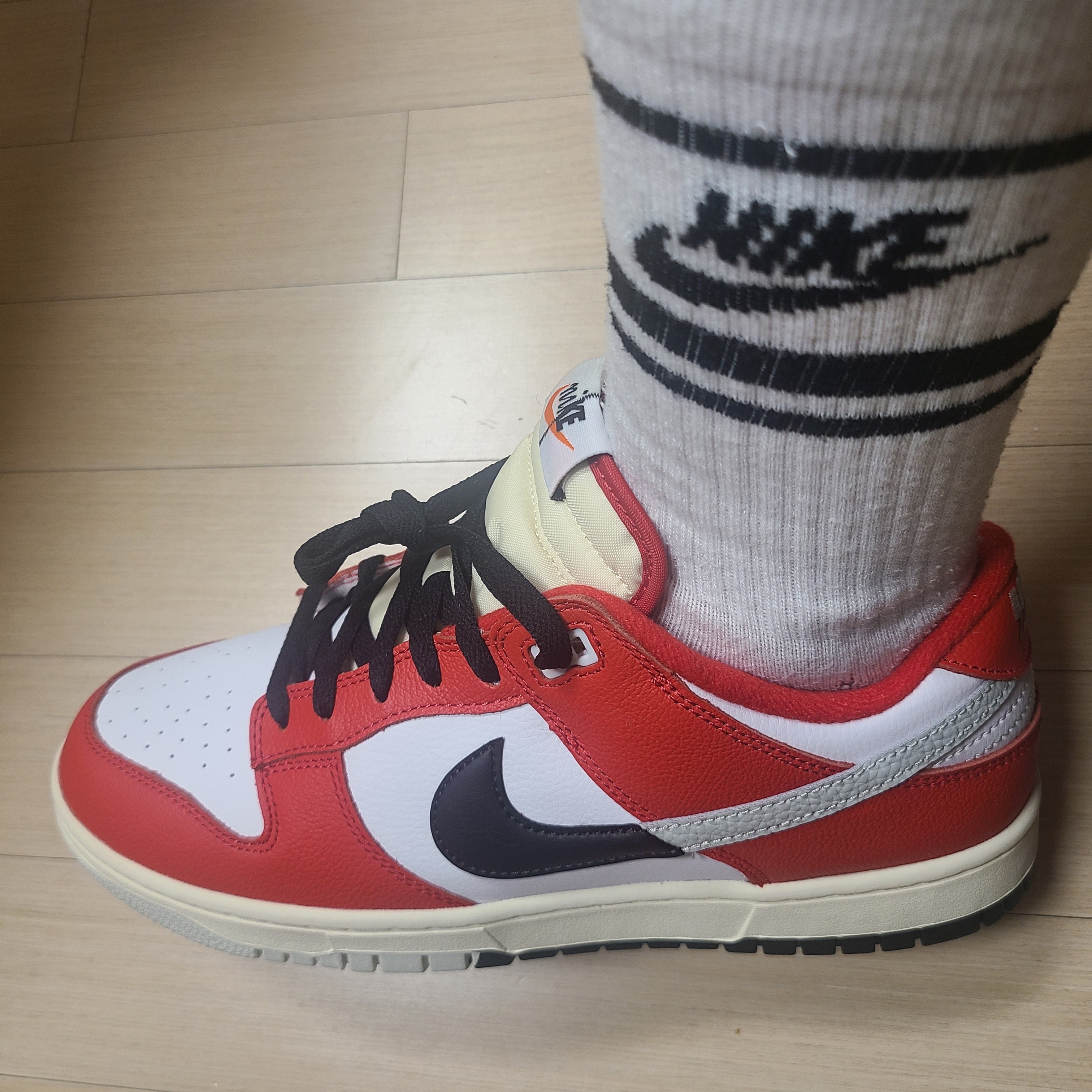 Nike Dunk Low Retro PRM University Red Black 착용 스타일 - 1