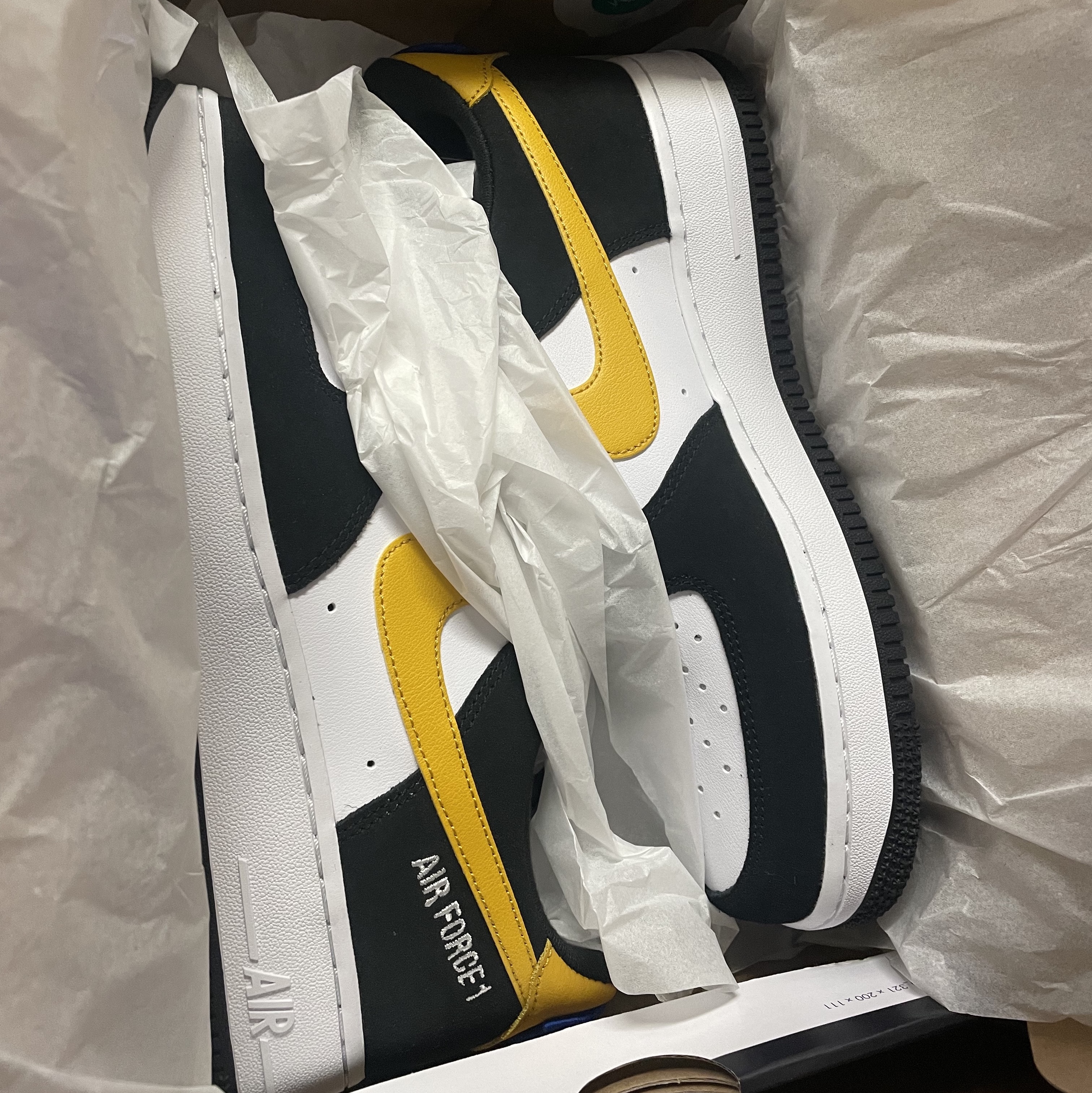 Nike Air Force 1 '07 LV8 Athletic Club Black Dark Sulfur, Nike Air Force 1 '07 Low White 착용 스타일 - 3