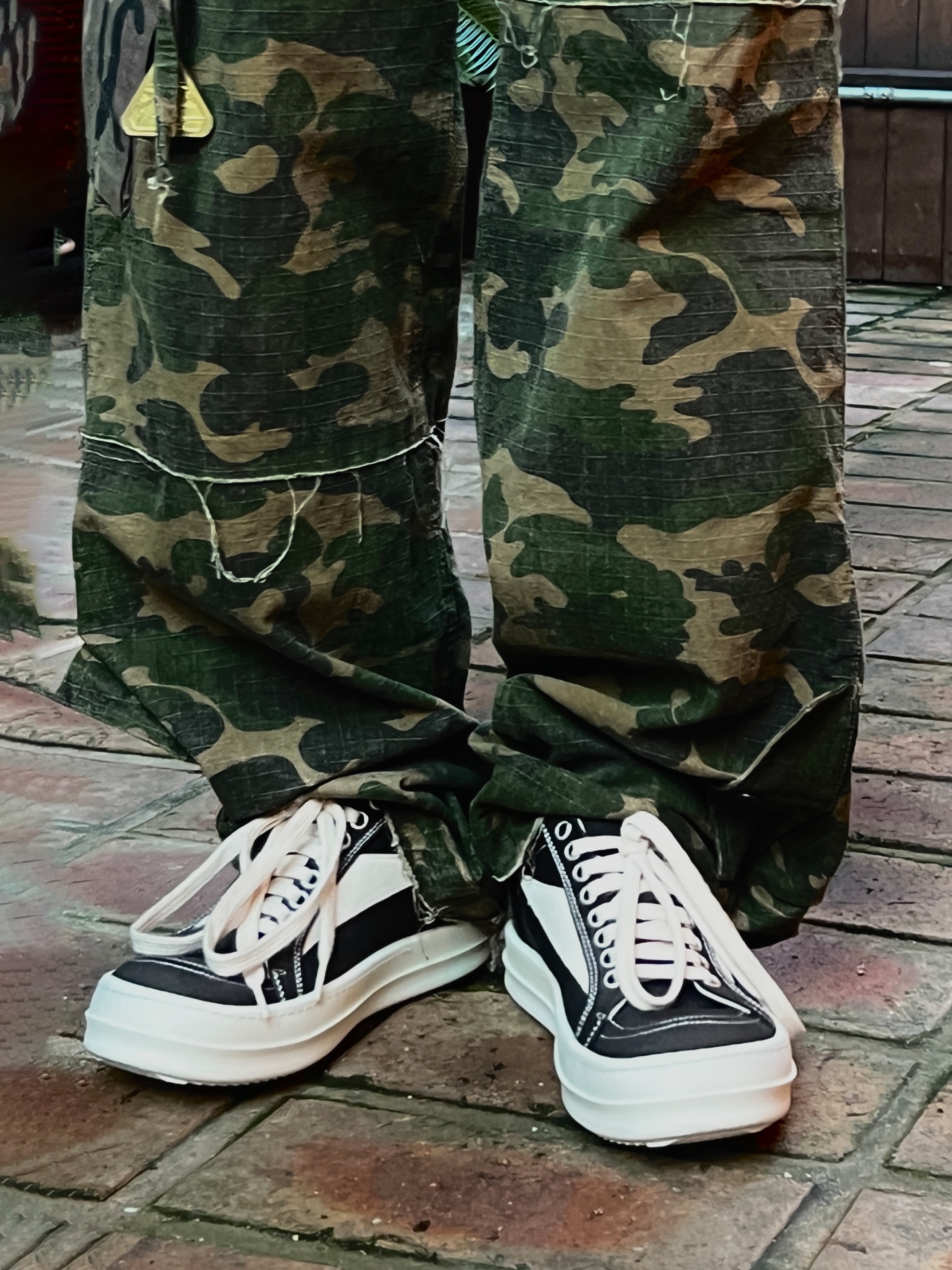 (W) Rick Owens Drkshdw Suede Vintage Sneakers Dark Dust 착용 스타일 - 1