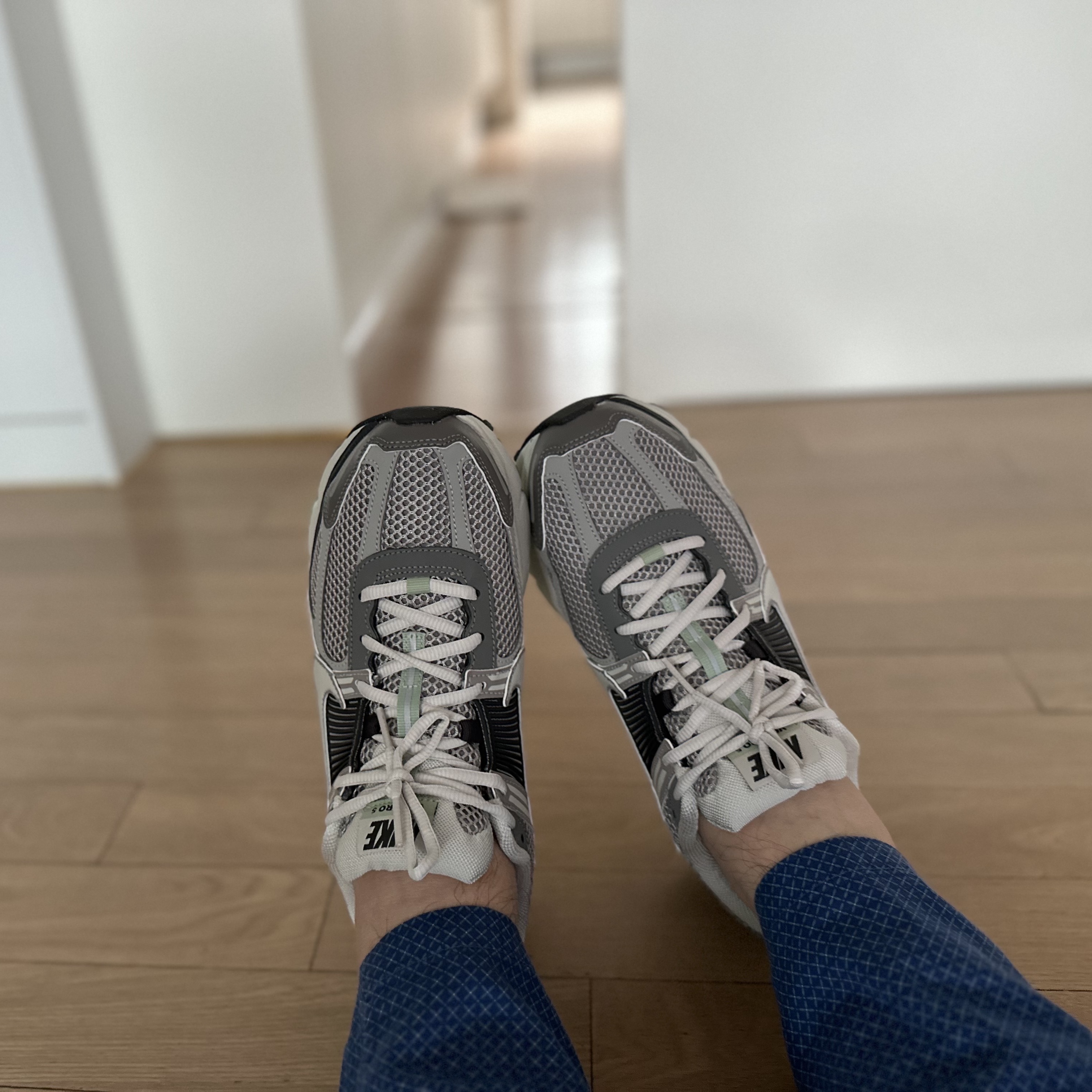 (W) Nike Zoom Vomero 5 Cobblestone and Flat Pewter 착용 스타일 - 1