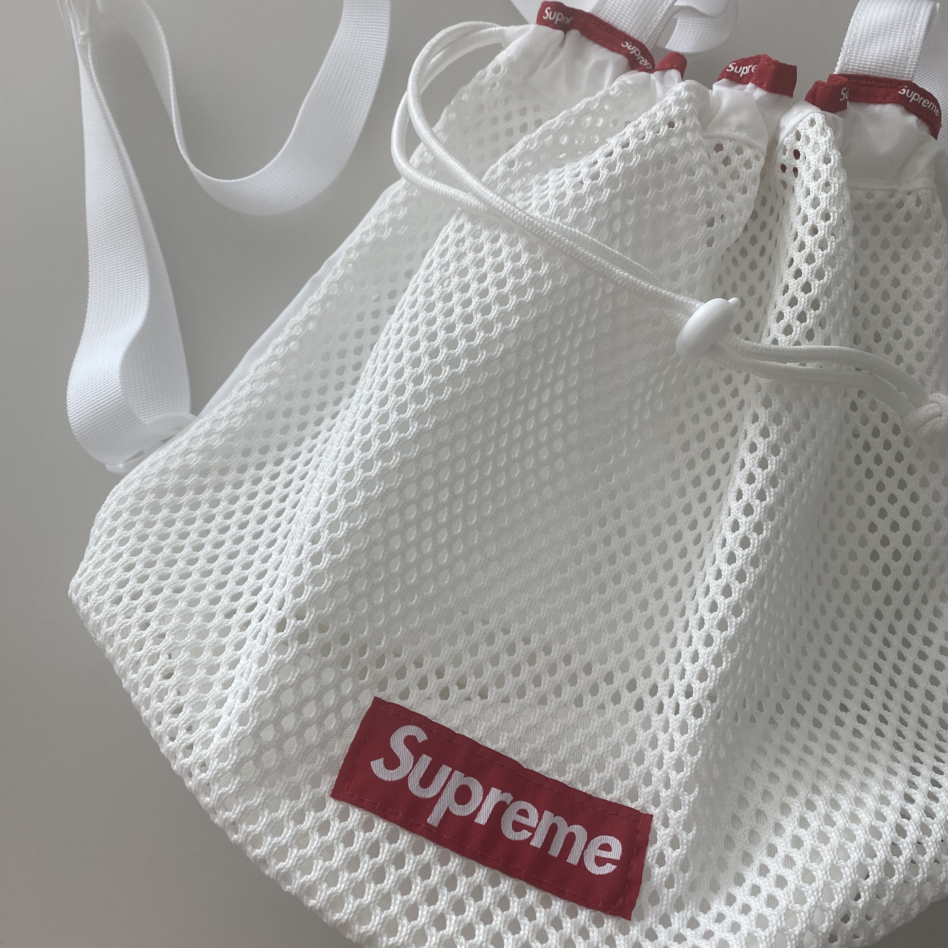 Supreme Mesh Small Backpack White - 23SS 착용 스타일