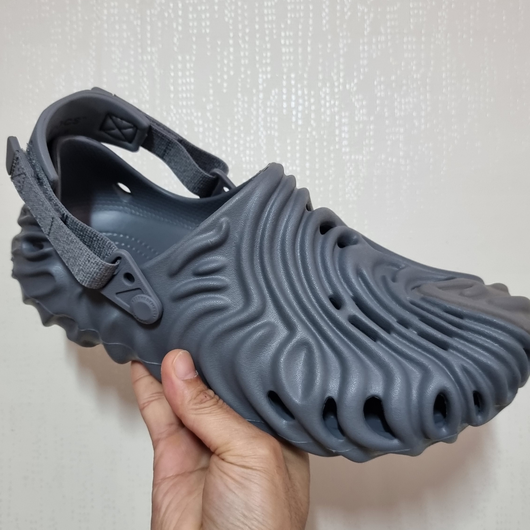 Crocs x Salehe Bembury Pollex Clog Niagara 착용 스타일 - 1
