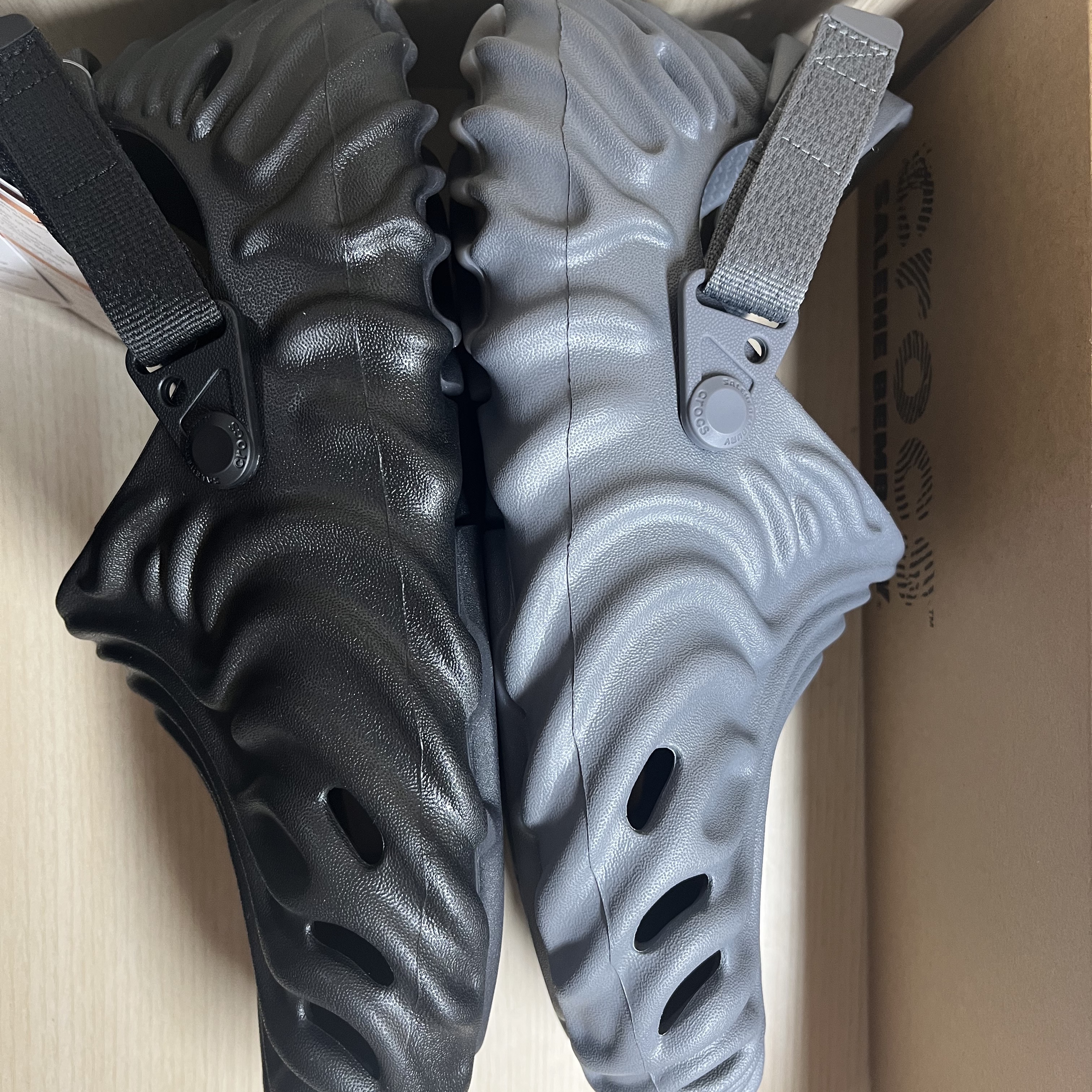 Crocs x Salehe Bembury Pollex Clog Sasquatch, Crocs x Salehe Bembury Pollex Clog Niagara 착용 스타일 - 2