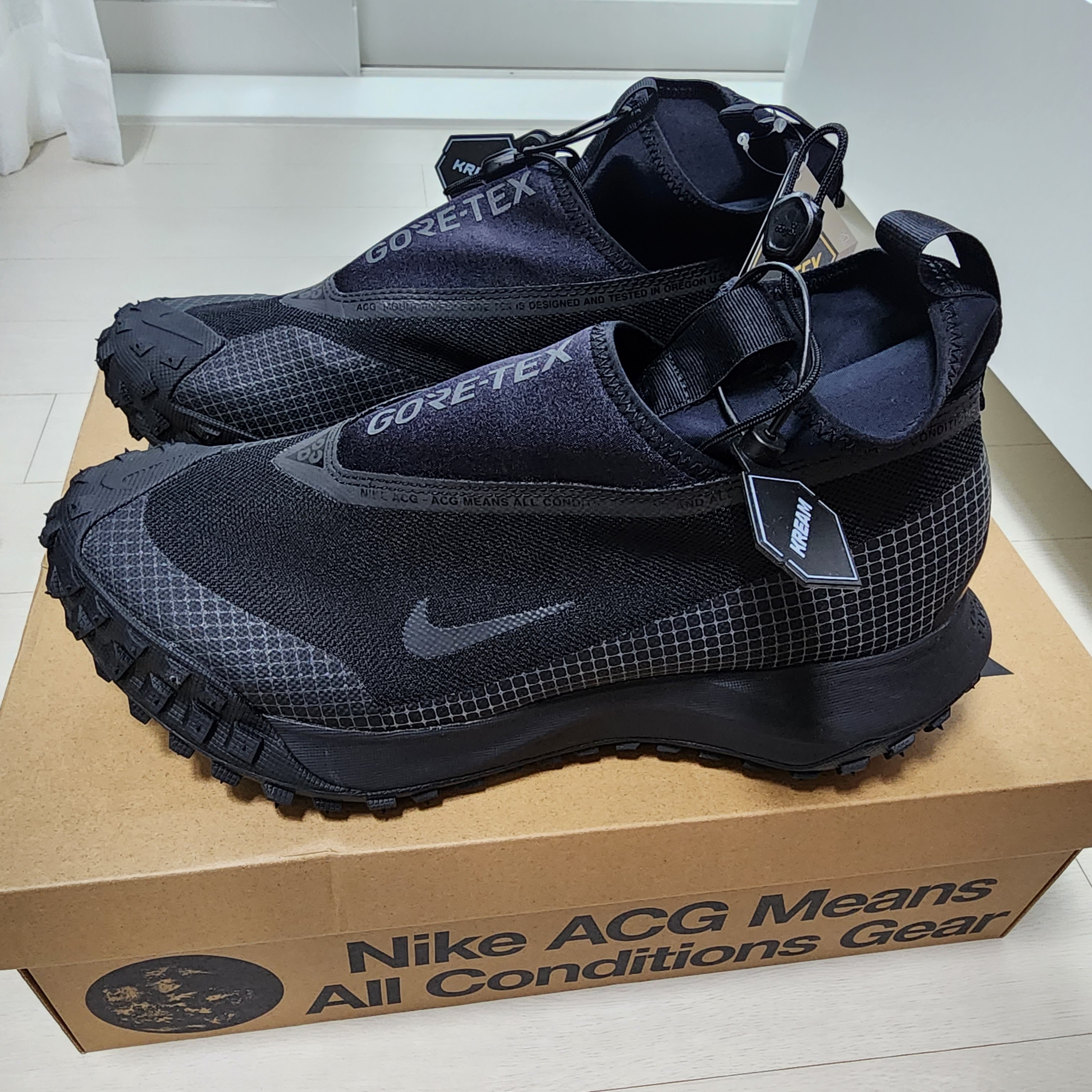 Nike ACG Mountain Fly Gore-Tex Black and Dark Grey 착용 스타일