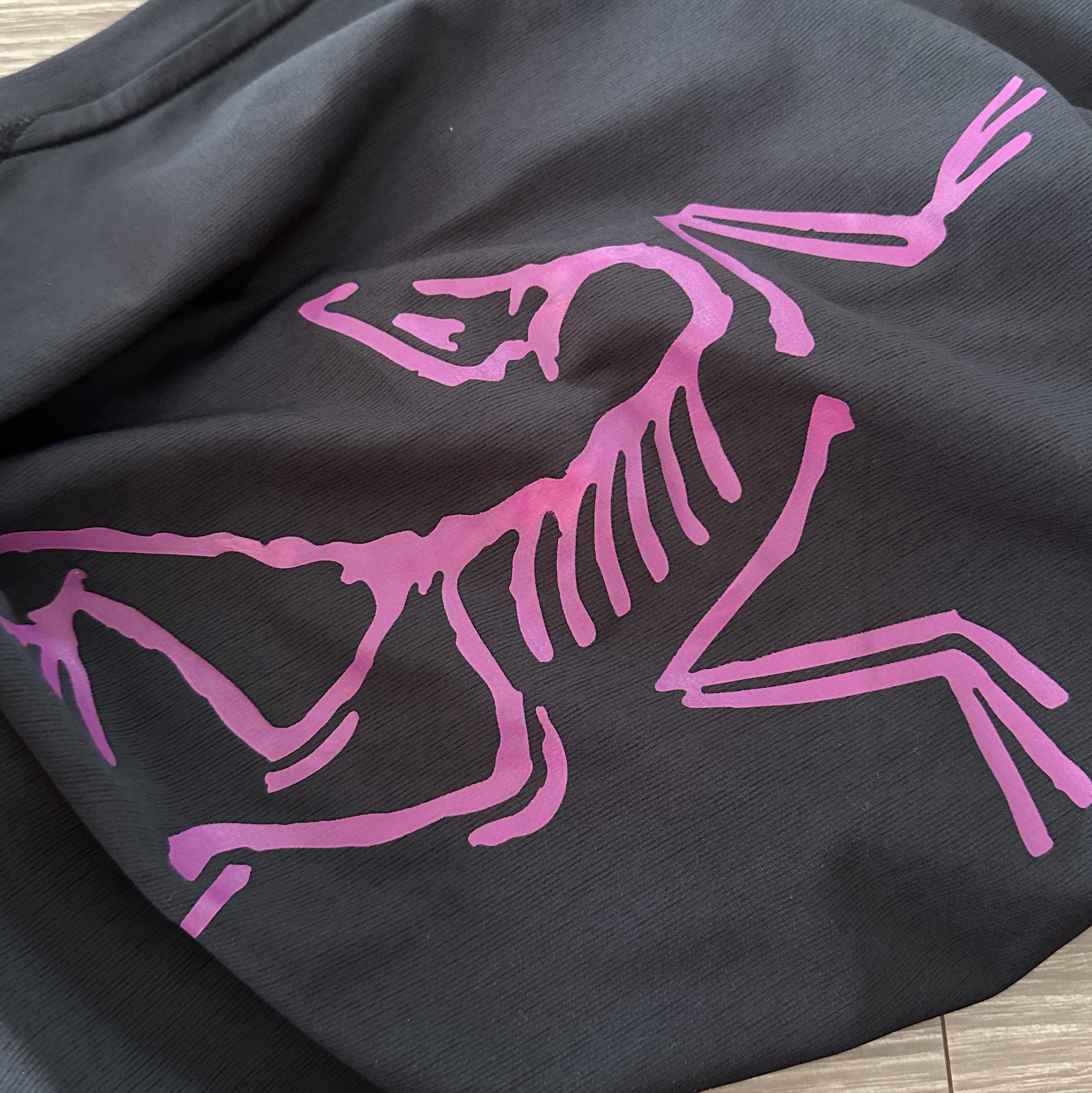 Arc'teryx Motus Arcword Crew SS T-Shirt Groovie Black Heather 착용 스타일