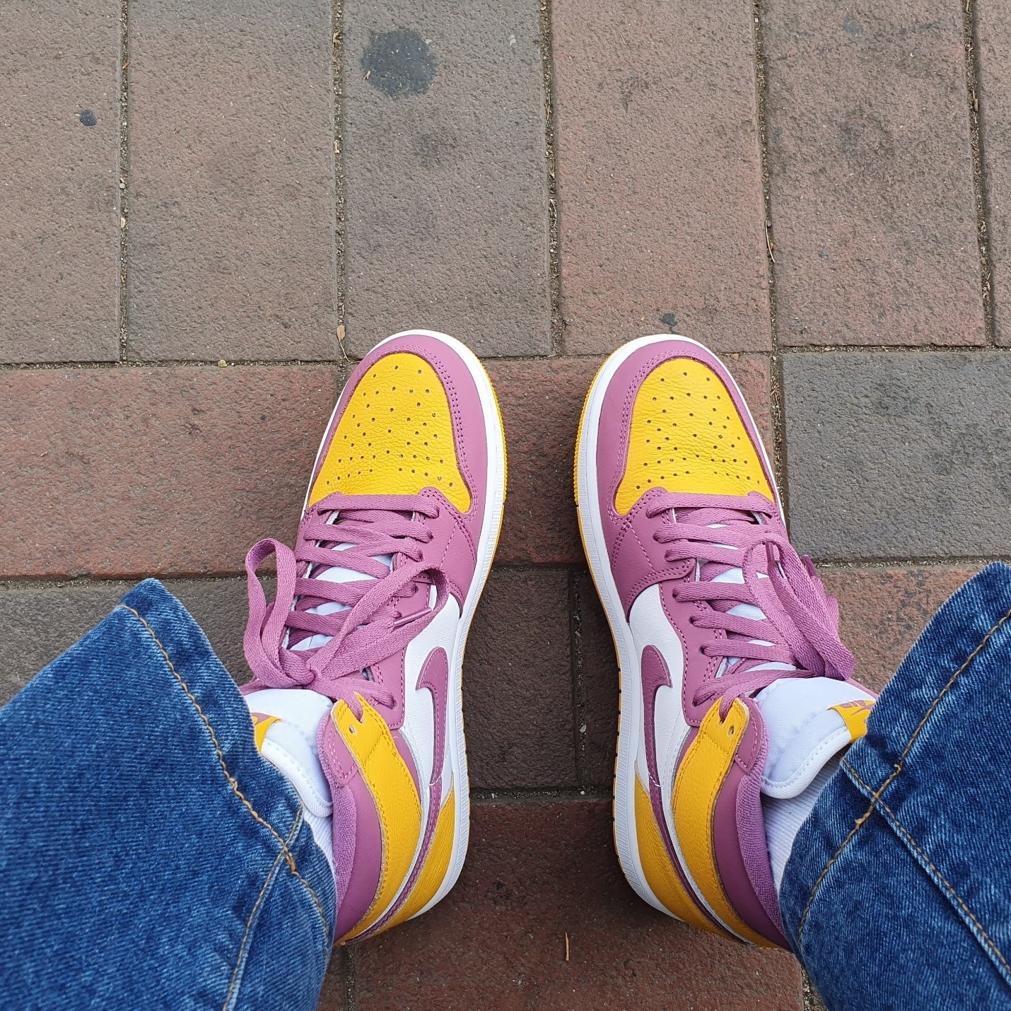 Jordan 1 Retro High OG University Gold Light Bordeaux 착용 스타일
