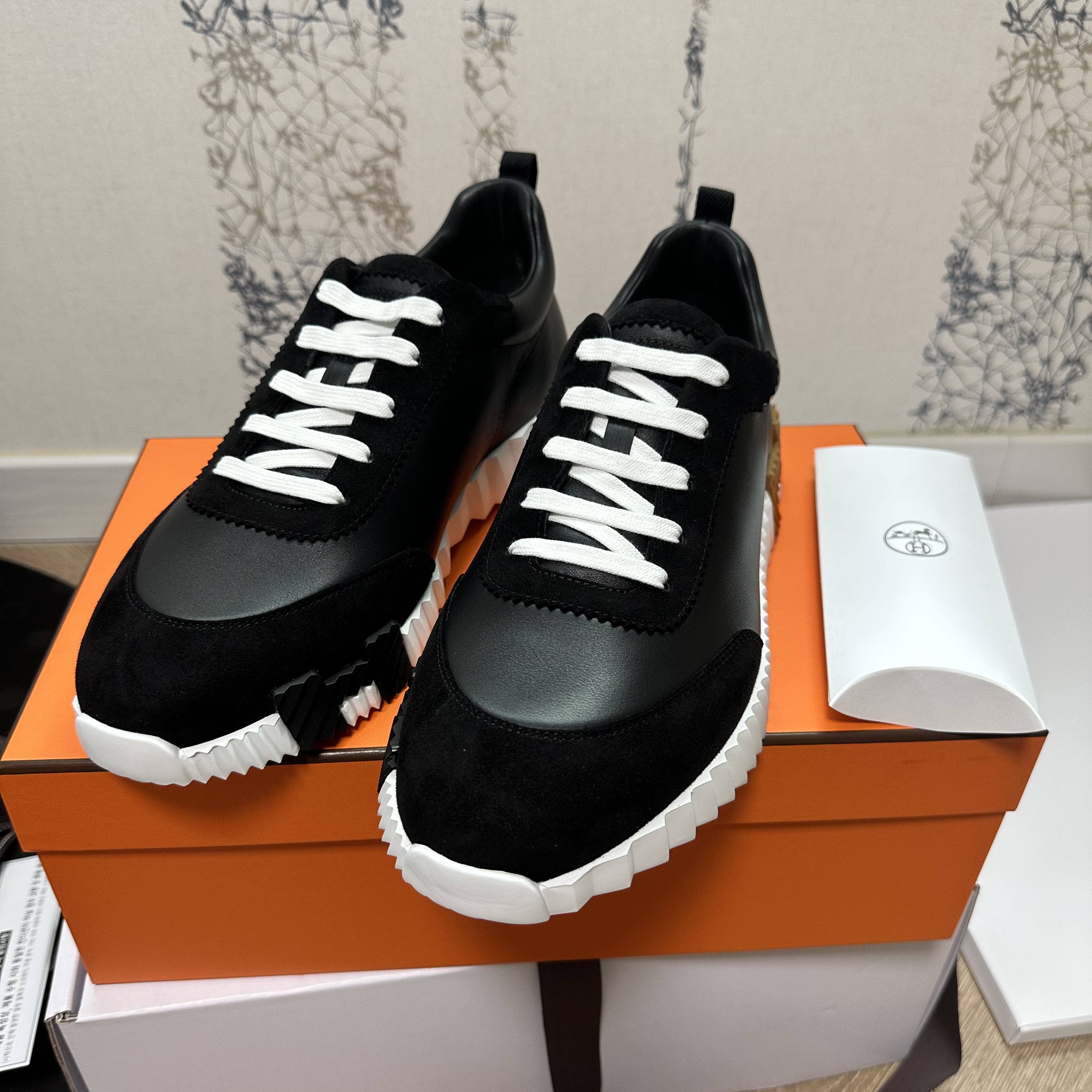 Hermes Bouncing Sneakers Calfskin Suede Goatskin & Noir 착용 스타일