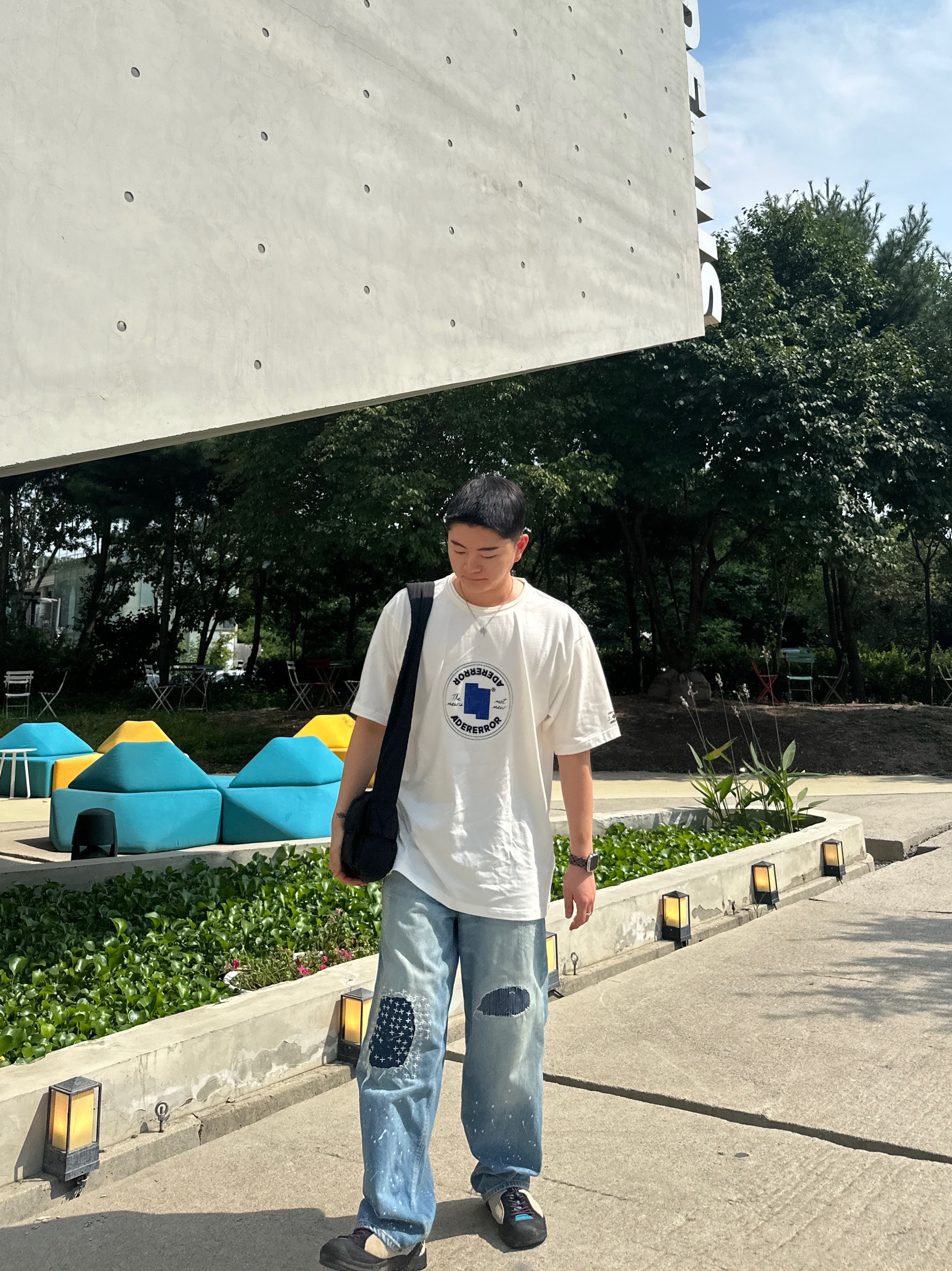 Converse x Ader Error Shapes T-Shirt Cloud Dancer, Zara x Ader Error Patchwork Jeans Blue 착용 스타일 - 2