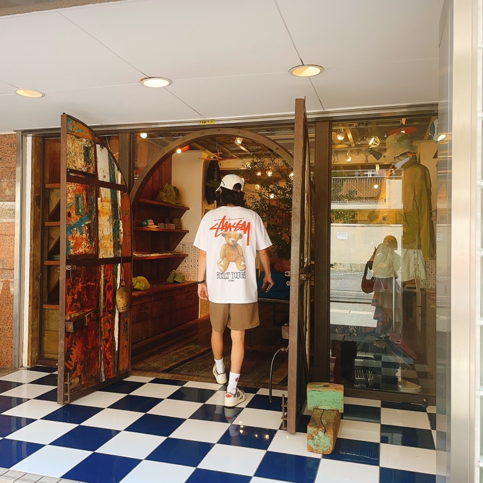 Stussy Built Tough T-Shirt White, Stussy Big Stock Water Shorts Brown 착용 스타일 - 1