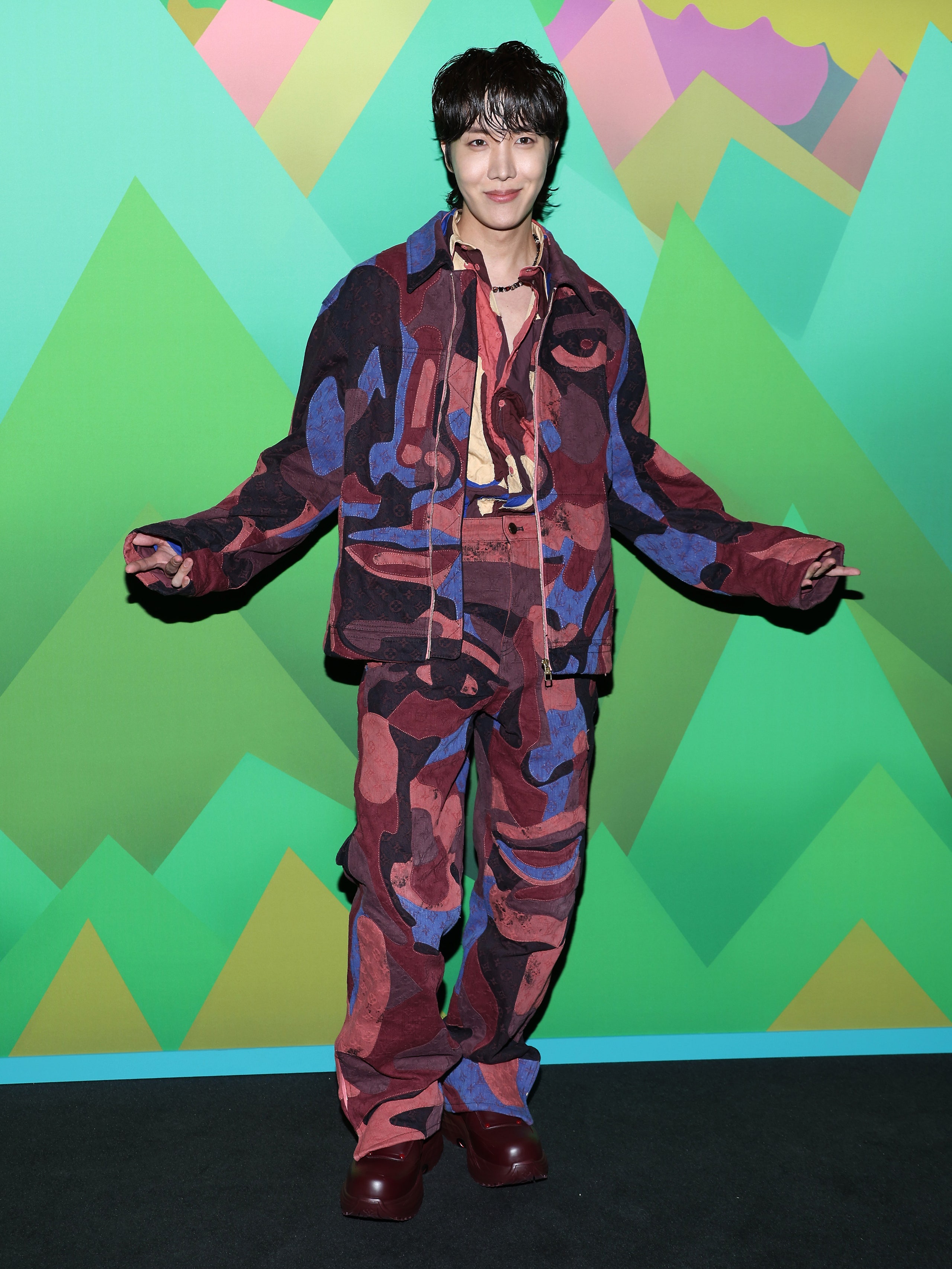 Louis Vuitton Patchworked Portrait Denim Jacket Multicolor, Louis Vuitton Monogram Party Necklace Rainbow 착용 스타일