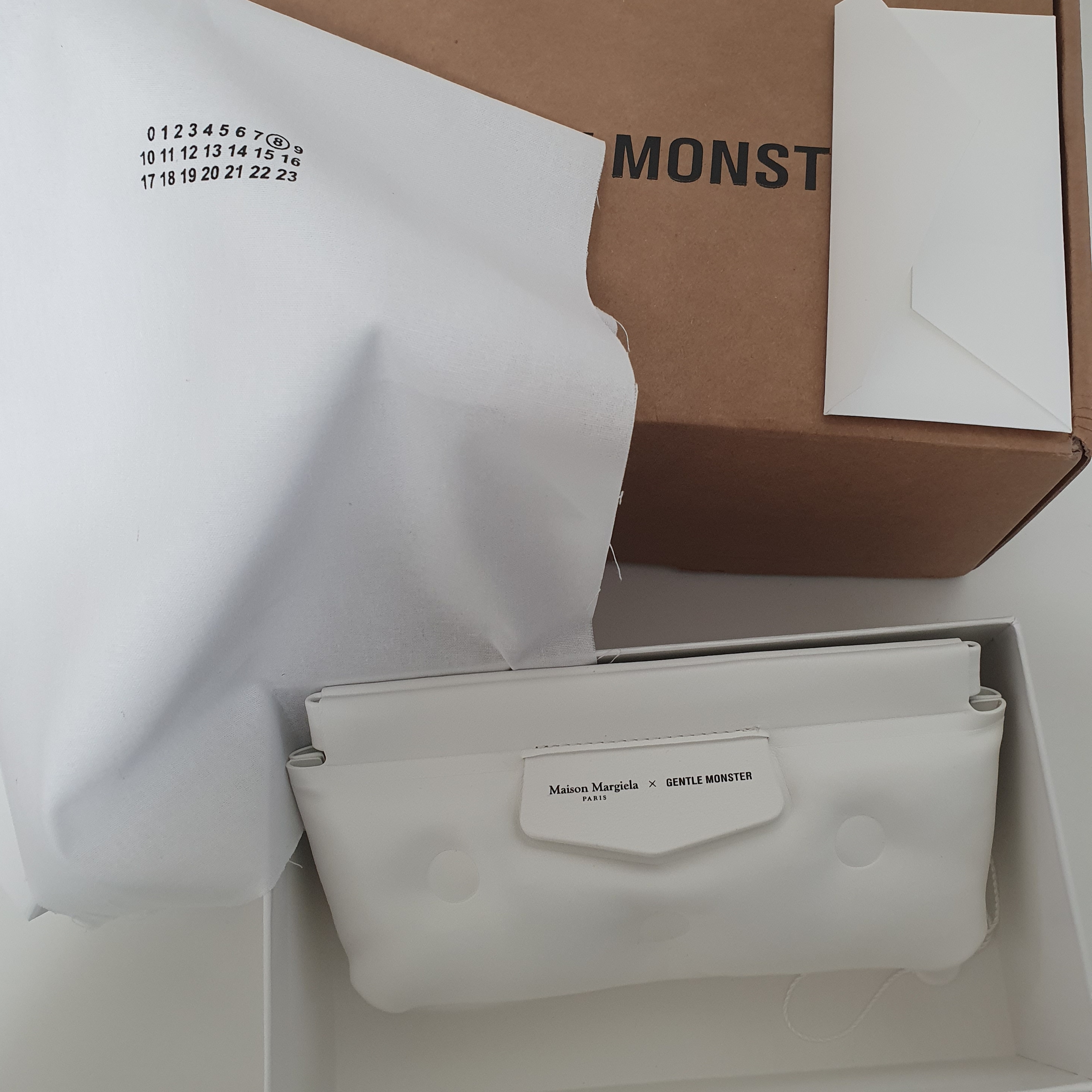Gentle Monster x Maison Margiela MM004 Black Black 착용 스타일