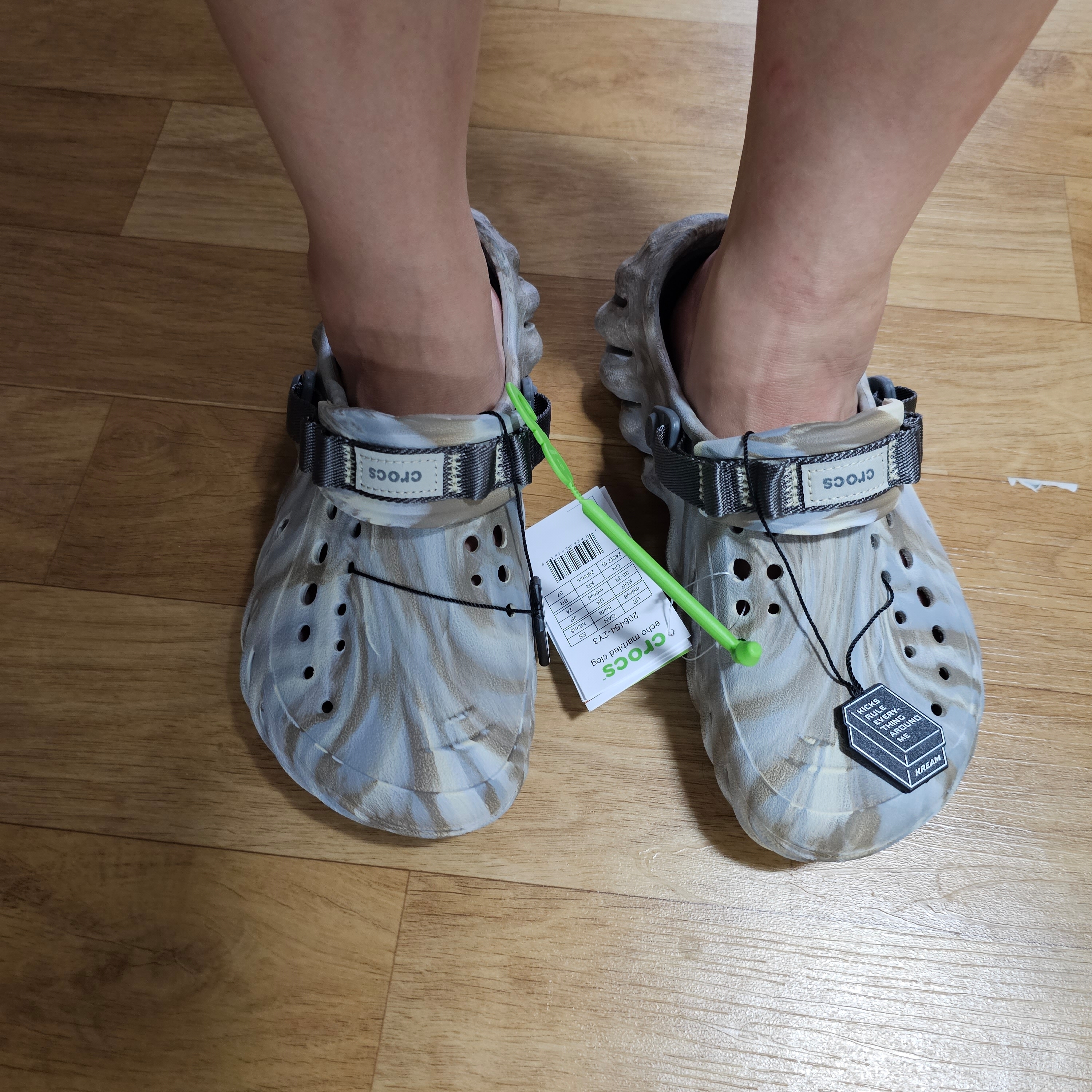 Crocs Echo Marbled Clog Bone Multi 착용 스타일
