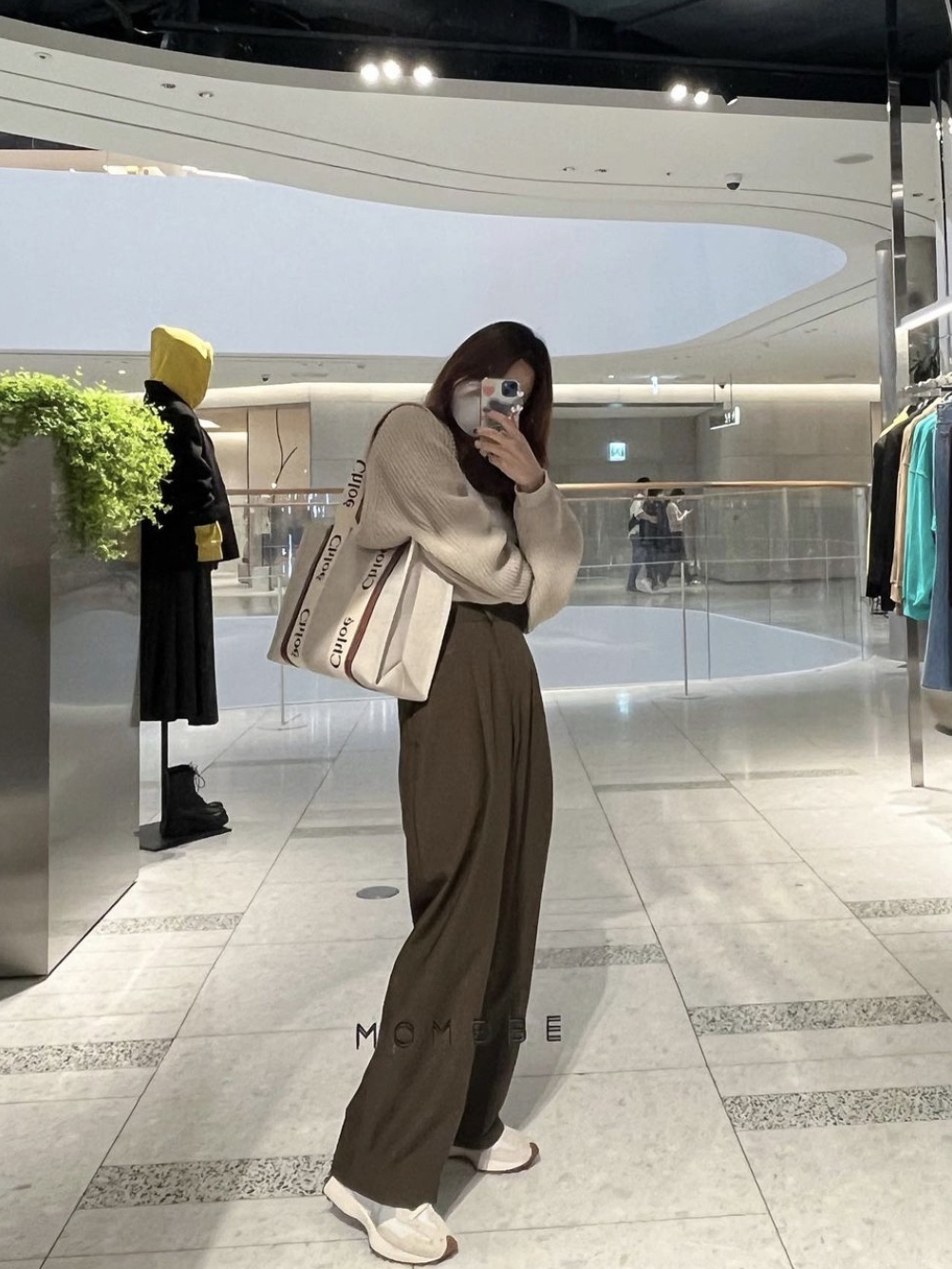 Chloe Woody Medium Tote Bag White Brown, Chloe Woody Medium Tote Bag White Blue 착용 스타일