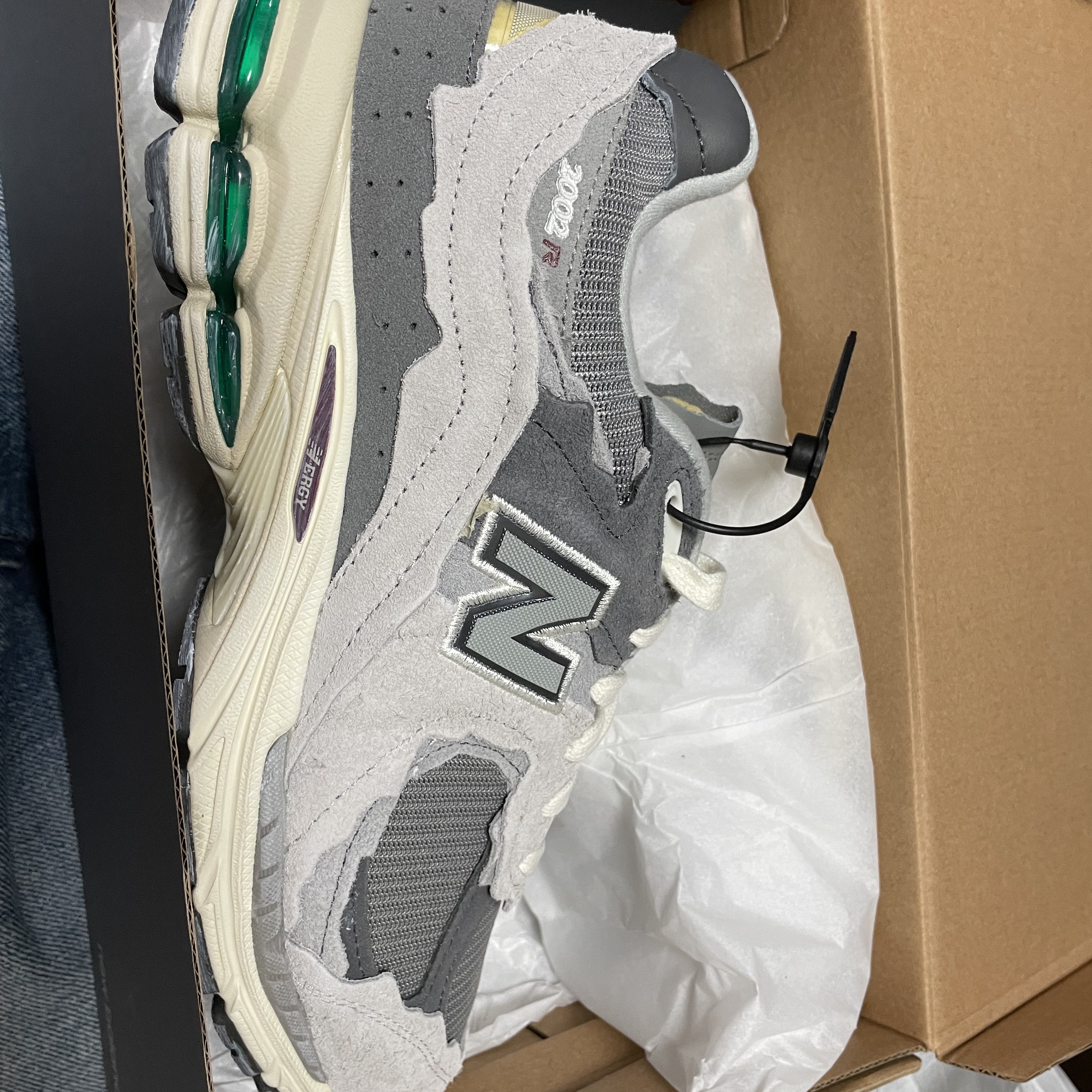 New Balance 2002R Protection Pack Rain Cloud 착용 스타일