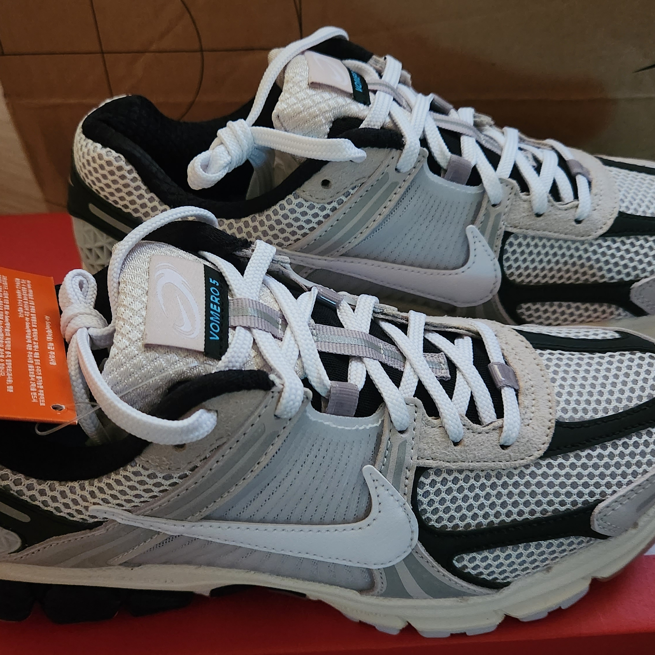 Nike Zoom Vomero 5 Light Bone and Black 착용 스타일 - 2
