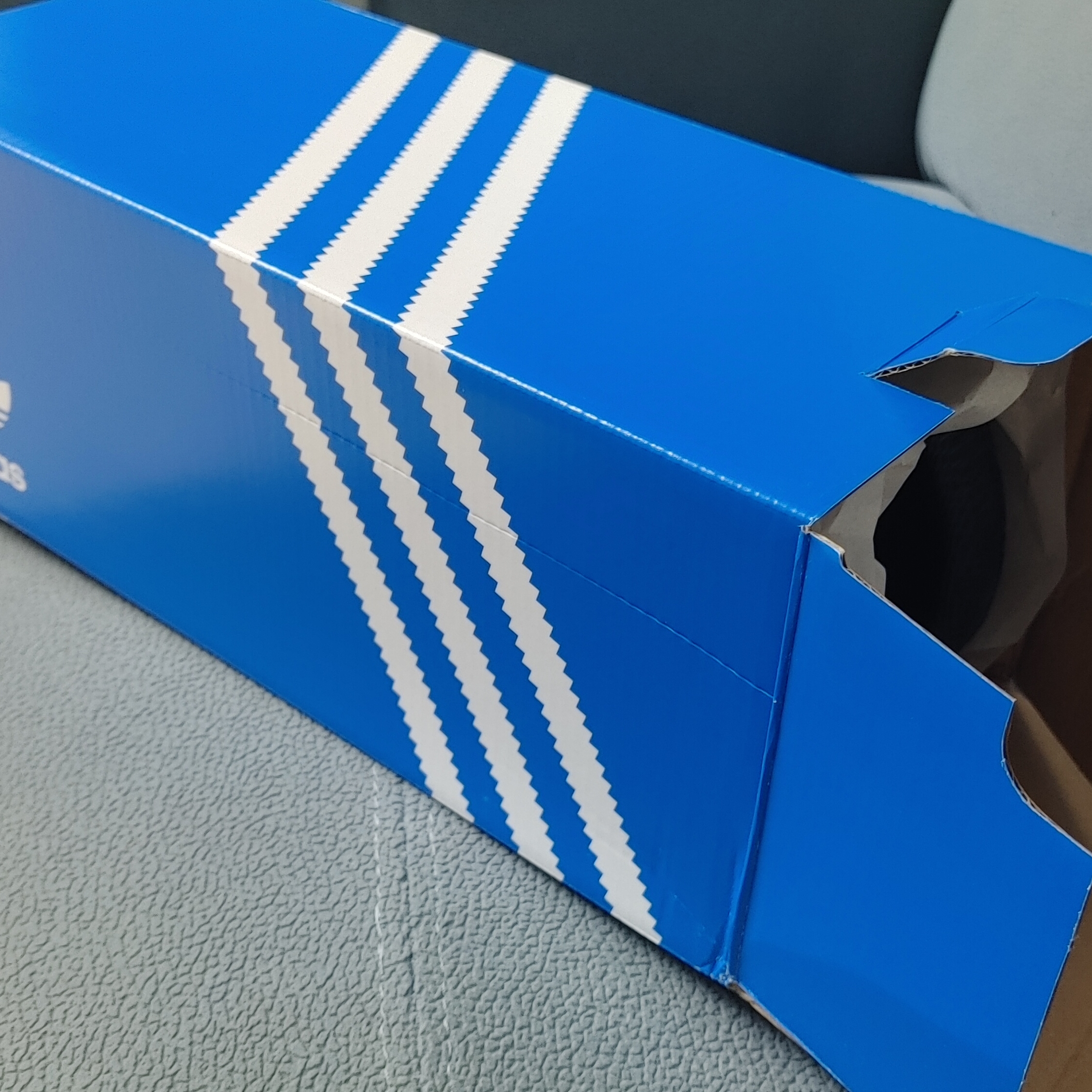 Adidas Adilette 22 Carbon 착용 스타일 - 1