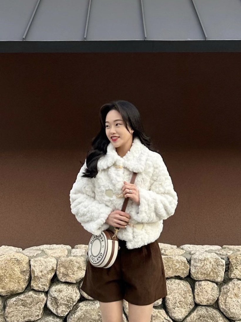 Burberry Logo Graphic Canvas and Leather Louise Bag Natural Tan 착용 스타일
