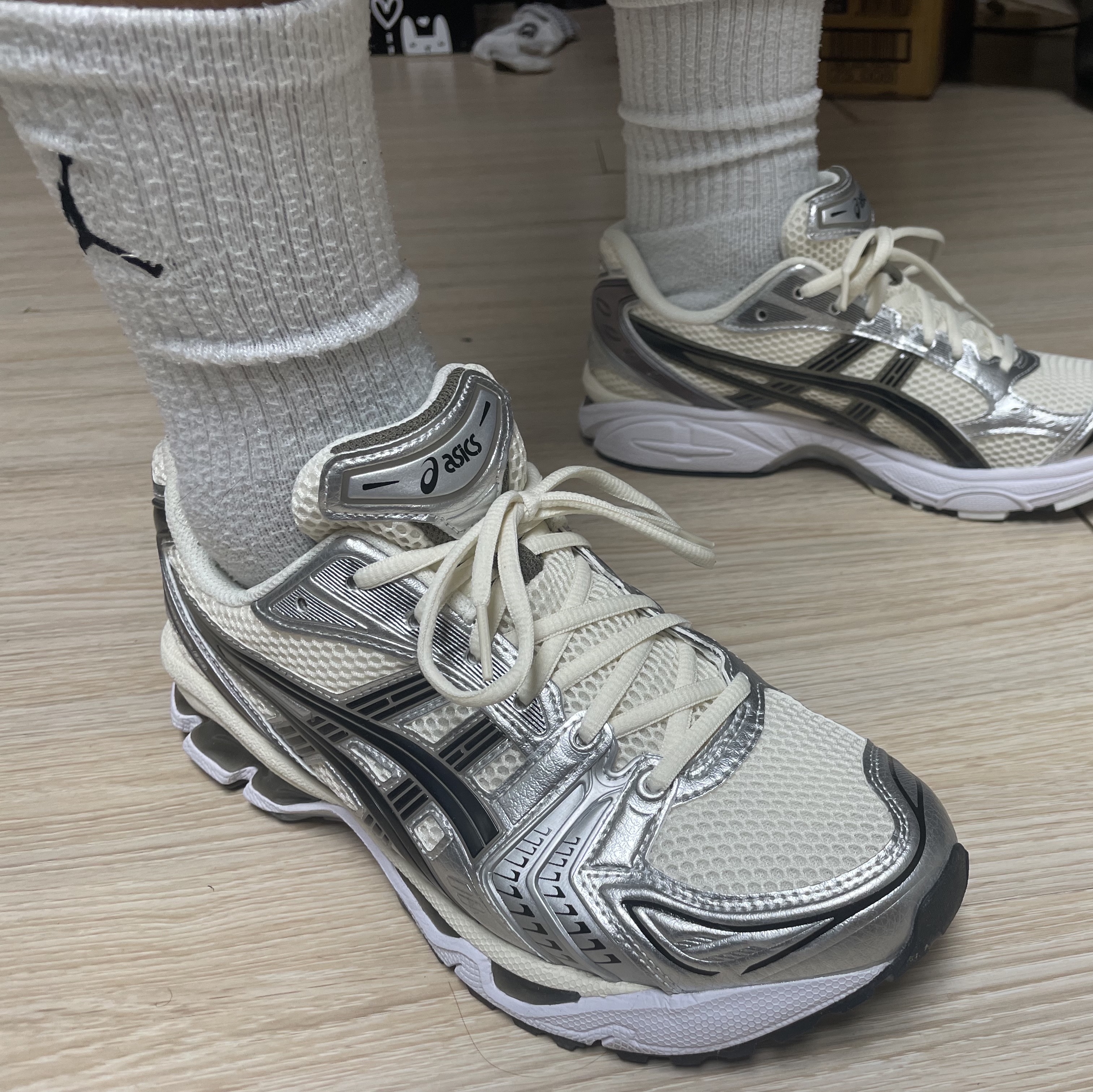 Asics Gel-Kayano 14 Cream Black 착용 스타일 - 1