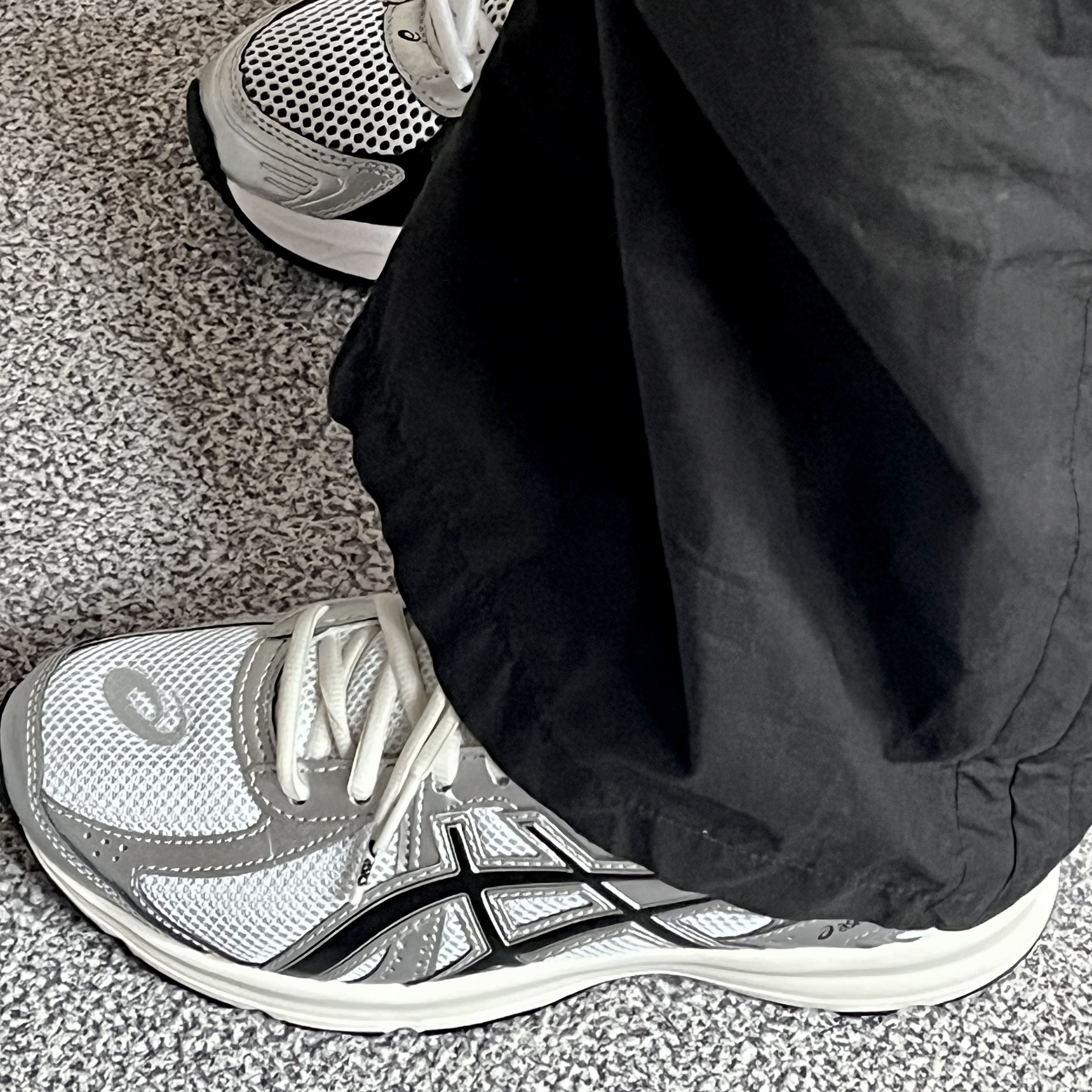 Asics Jog 100 S White Black - 2E Wide, Asics Gel-1130 White Black 착용 스타일 - 1