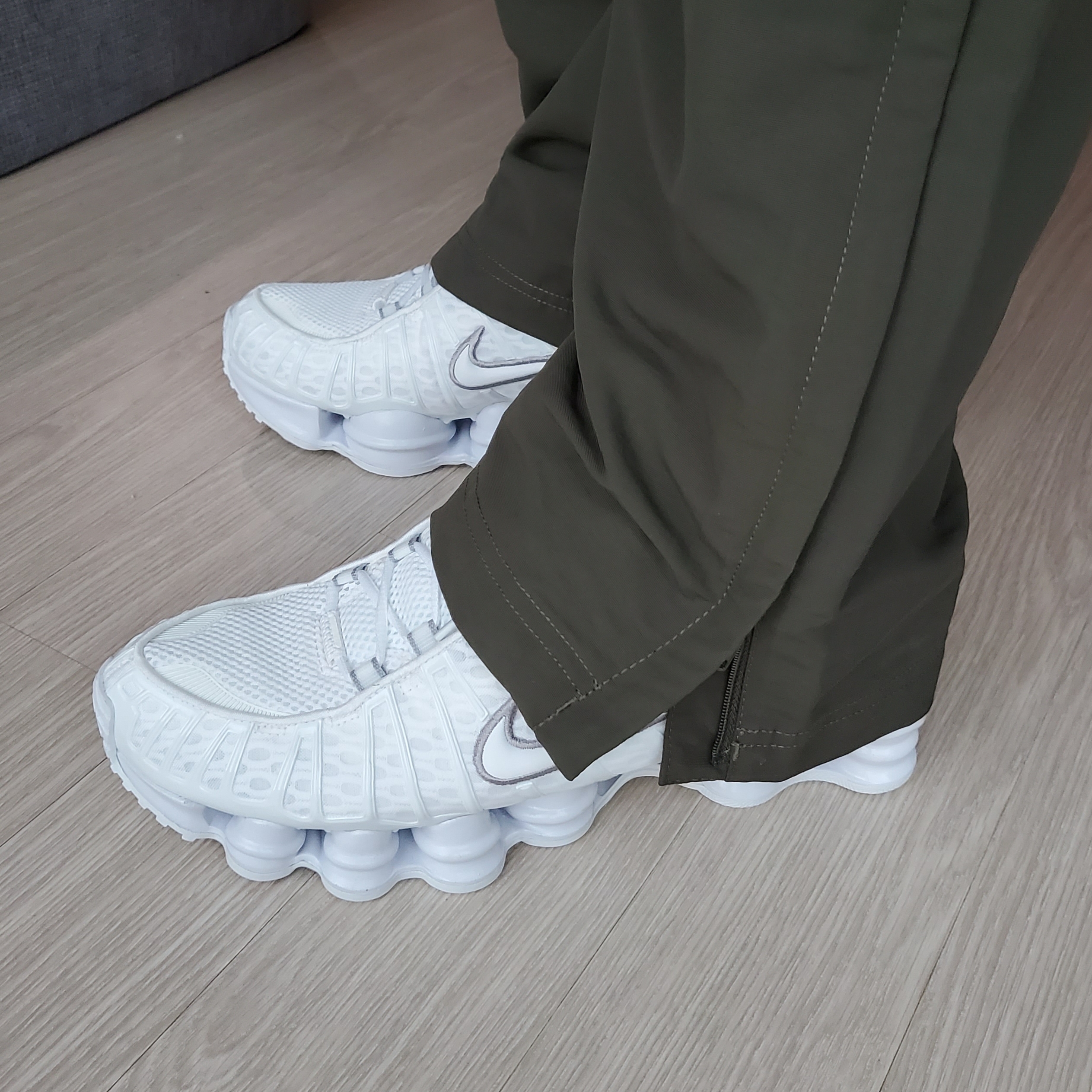 (W) Nike Shox TL White and Max Orange 착용 스타일