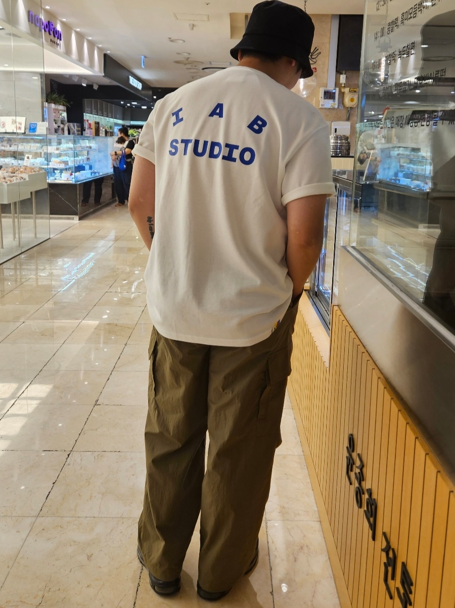 IAB Studio 10th Anniversary T-Shirts Pack White & Black (2 Pack) 착용 스타일