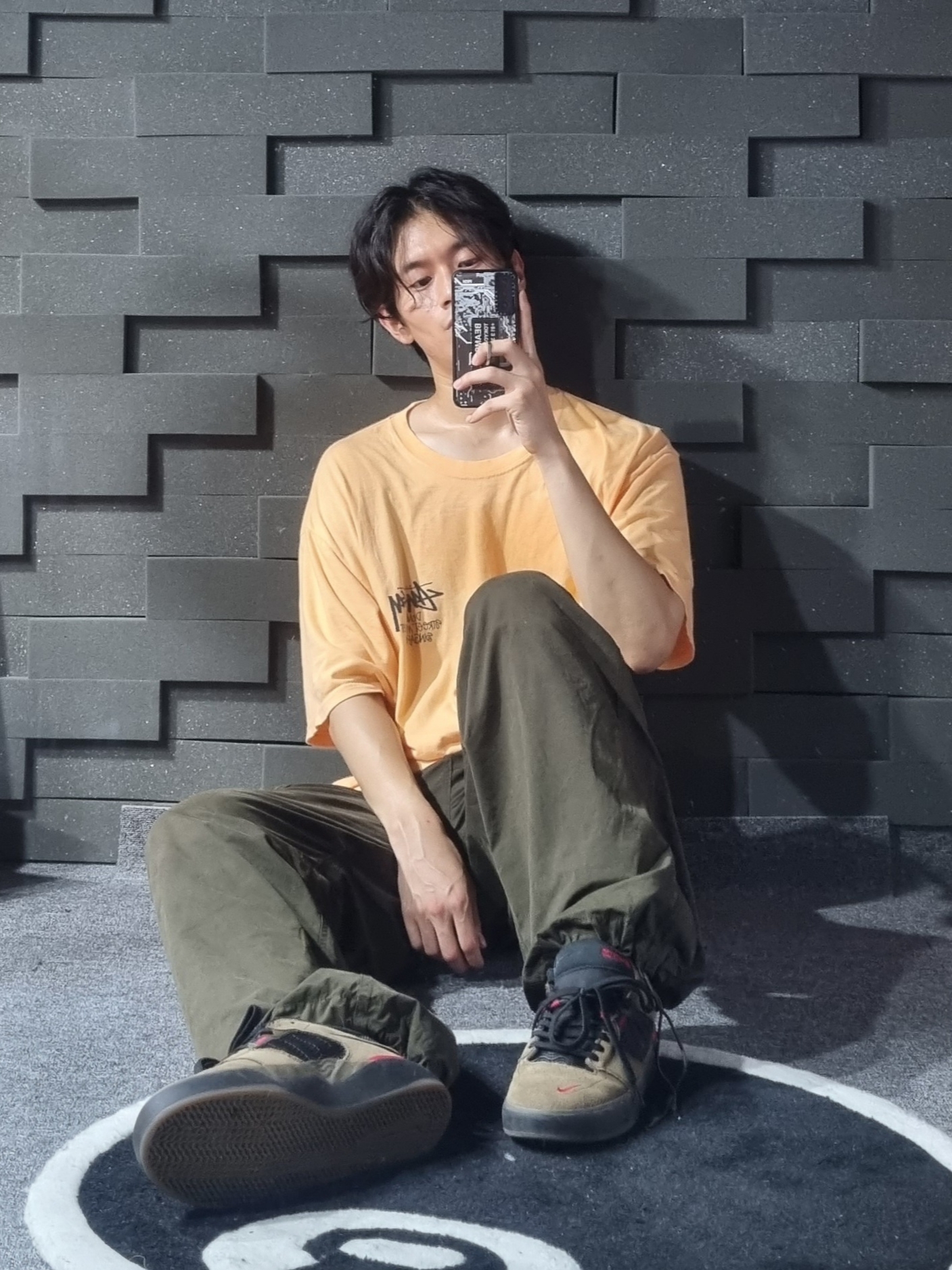 Nike SB Ishod Wair Light Olive, Stussy Stock DSM Los Angeles T-Shirt Peach 2021 착용 스타일