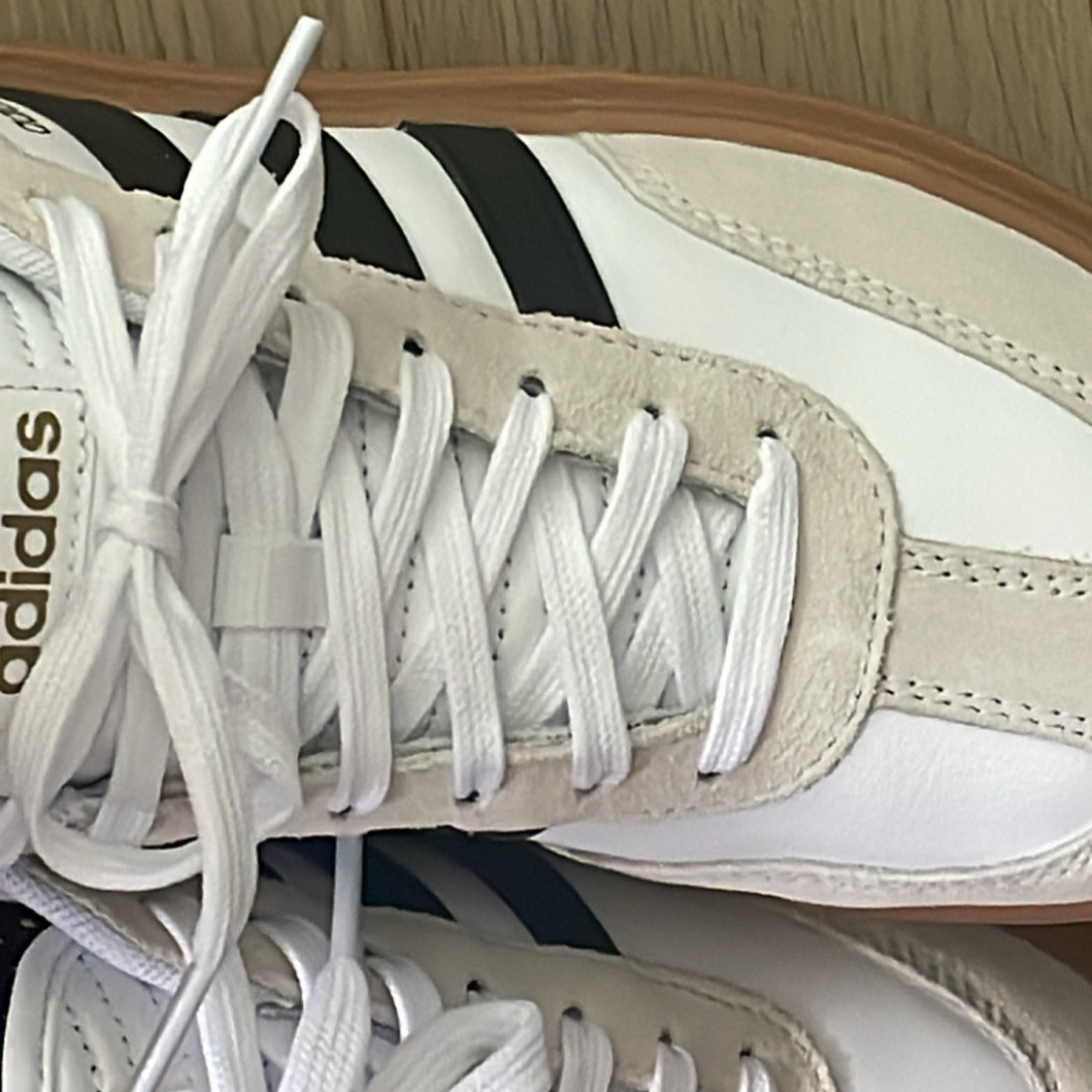 Adidas Gradas White Core Black 착용 스타일