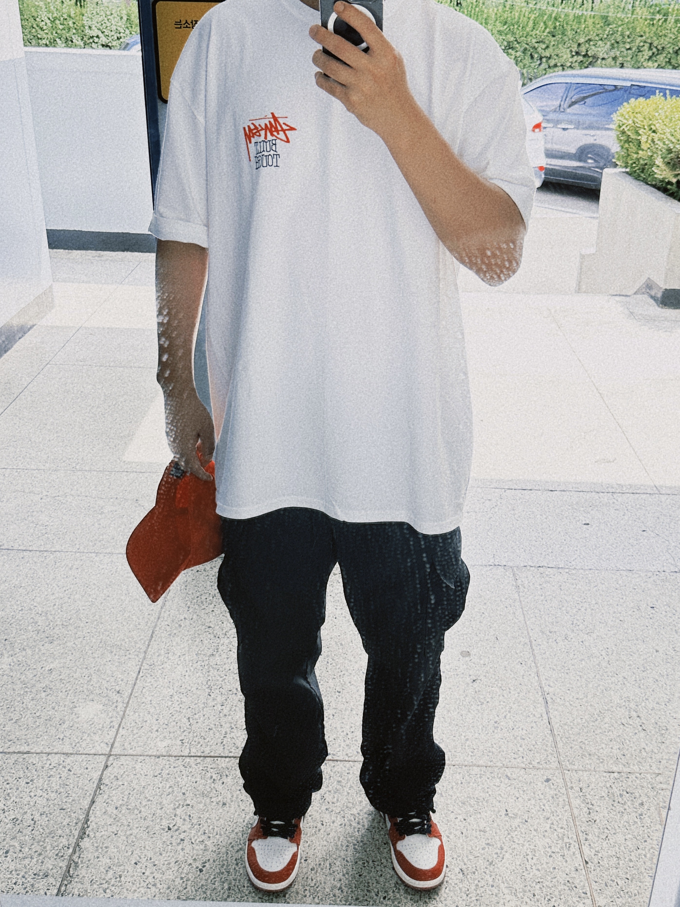 Jordan 1 Retro High OG Chicago 2022, Stussy Built Tough T-Shirt White 착용 스타일 - 3