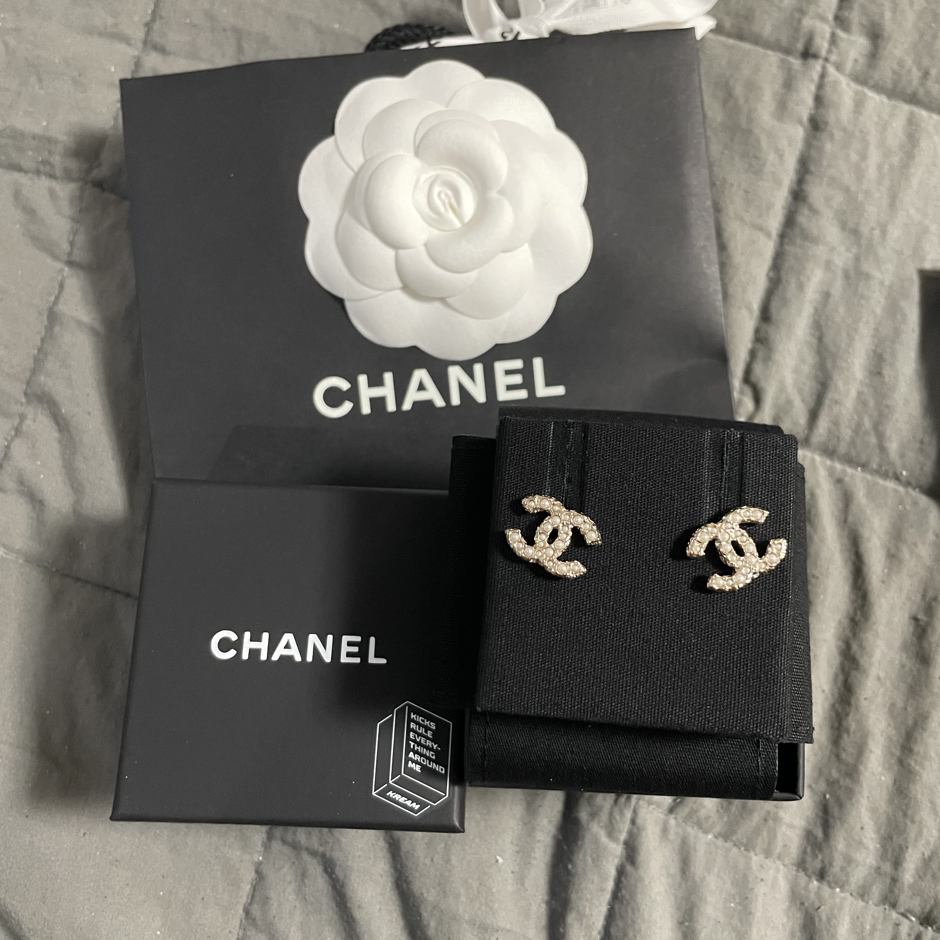 (W) Chanel Earrings Metal Glass Pearls Strass & Gold Pearly White Crystal 착용 스타일
