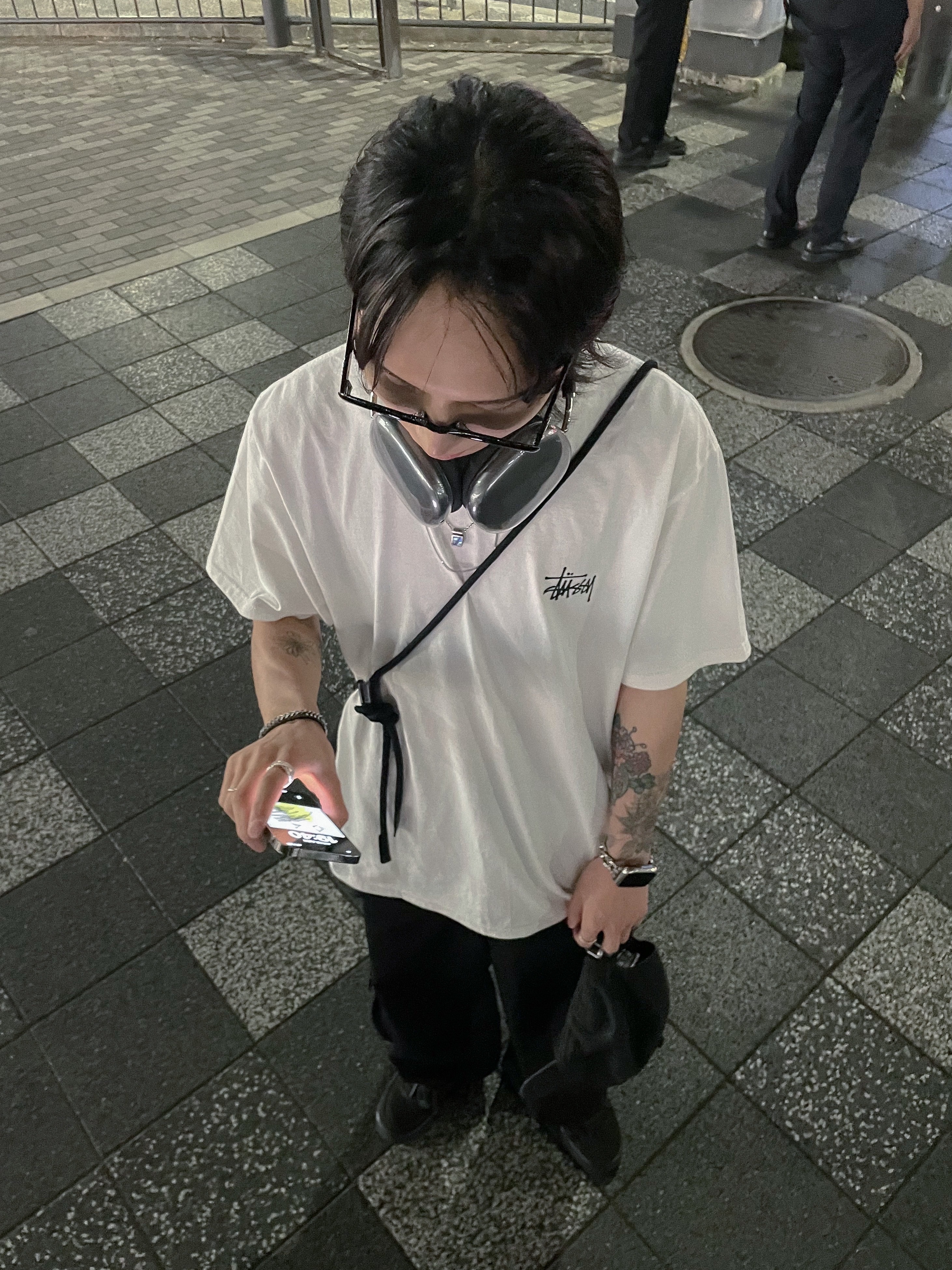 Stussy Basic Stussy T-Shirt White 2023, Apple AirPods Max Lightning Space Gray (Korean Ver.) 착용 스타일 - 1