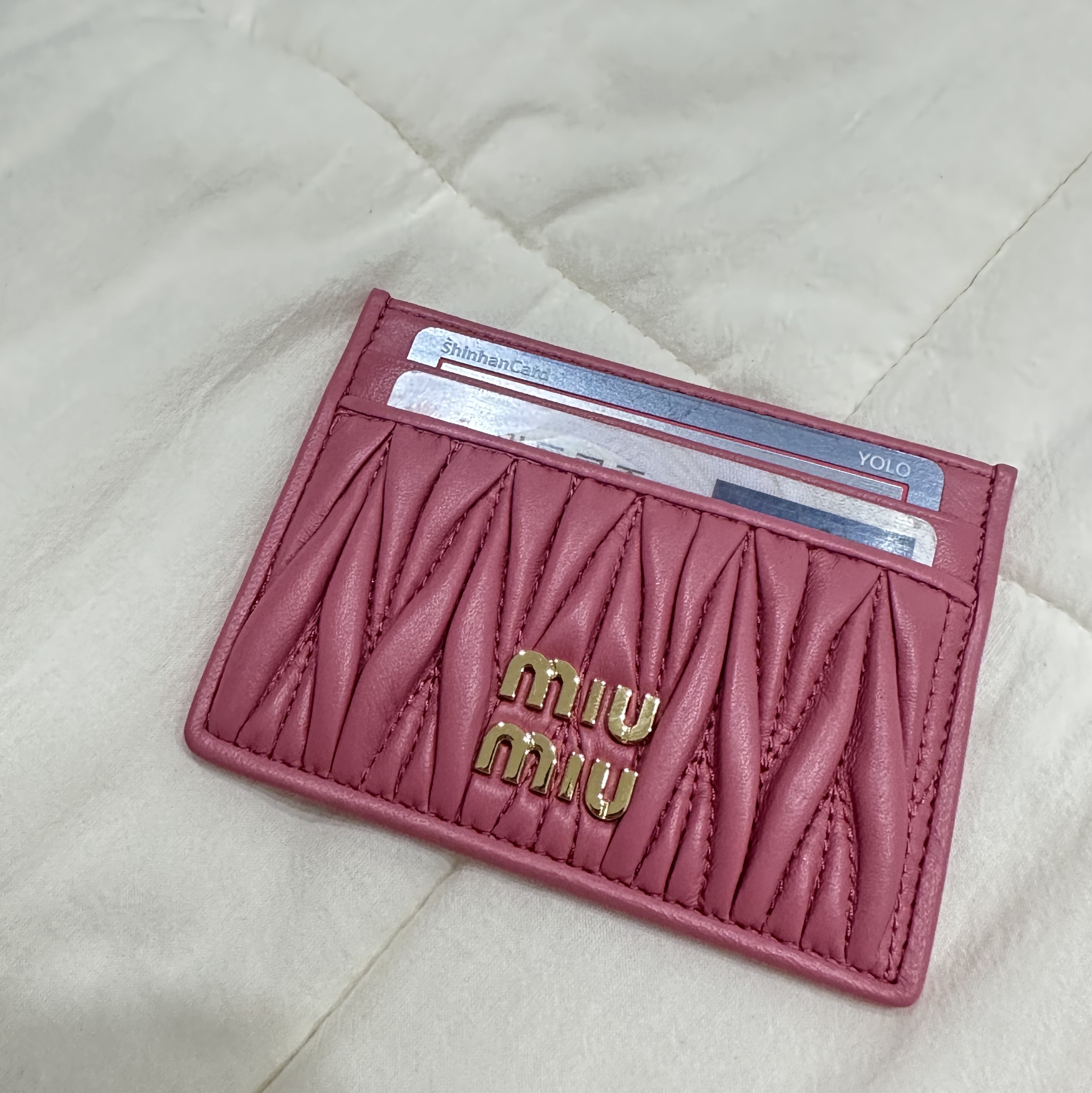 Miu Miu Matelasse Nappa Leather Card Holder Begonia Pink 착용 스타일