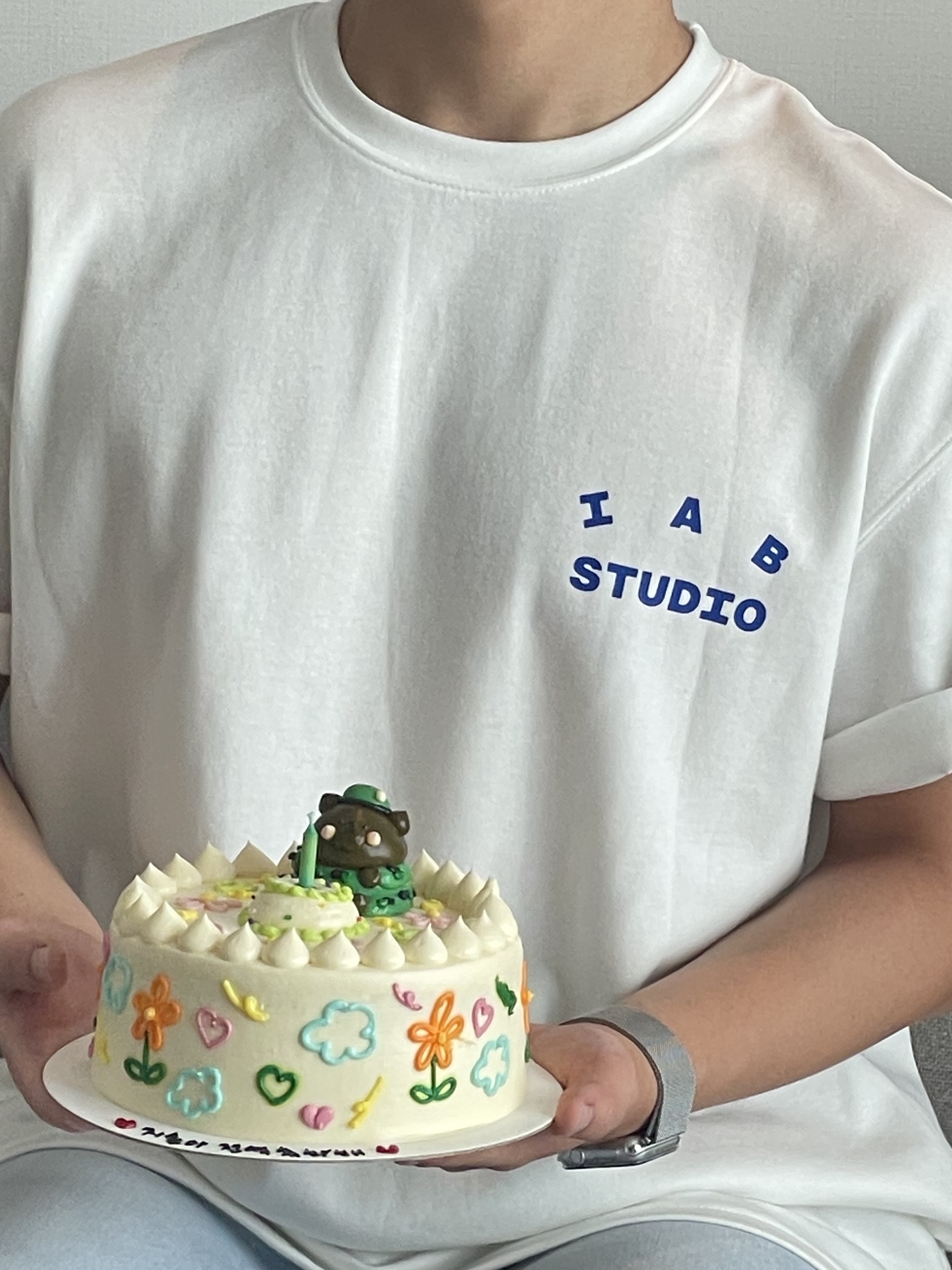 IAB Studio 10th Anniversary T-Shirt White 착용 스타일 - 2
