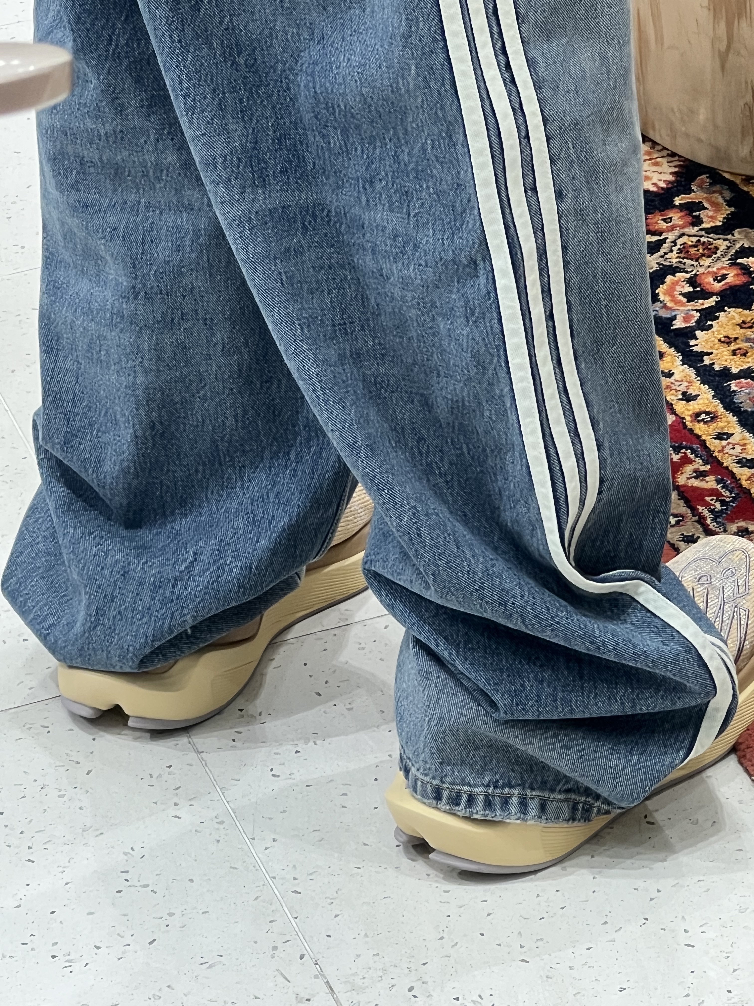 New Balance x Stone Island x Tokyo Design Studios FuelCell C1 Beige, Balenciaga x Adidas Large Baggy Trousers Blue 착용 스타일 - 2