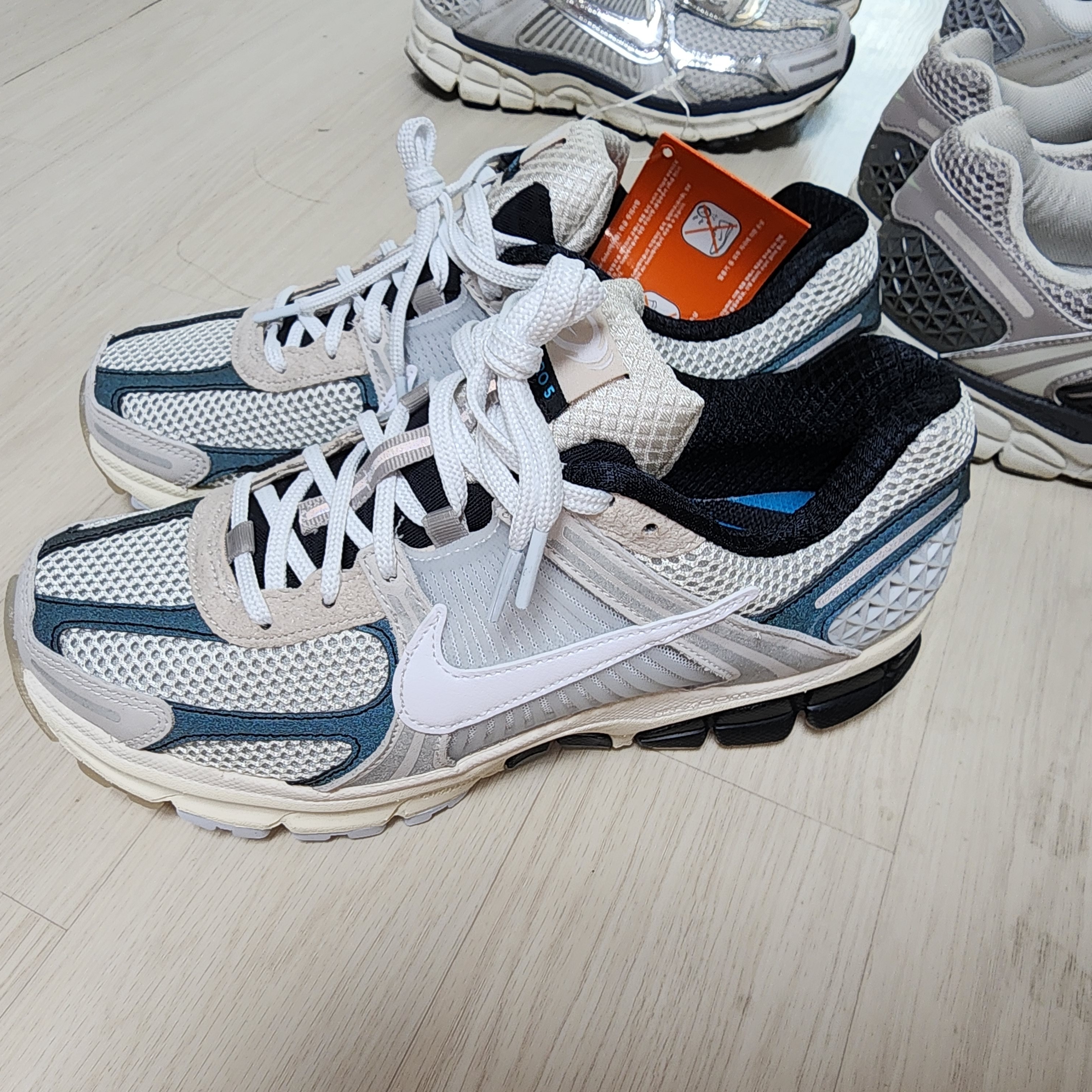 Nike Zoom Vomero 5 Light Bone and Black 착용 스타일 - 2