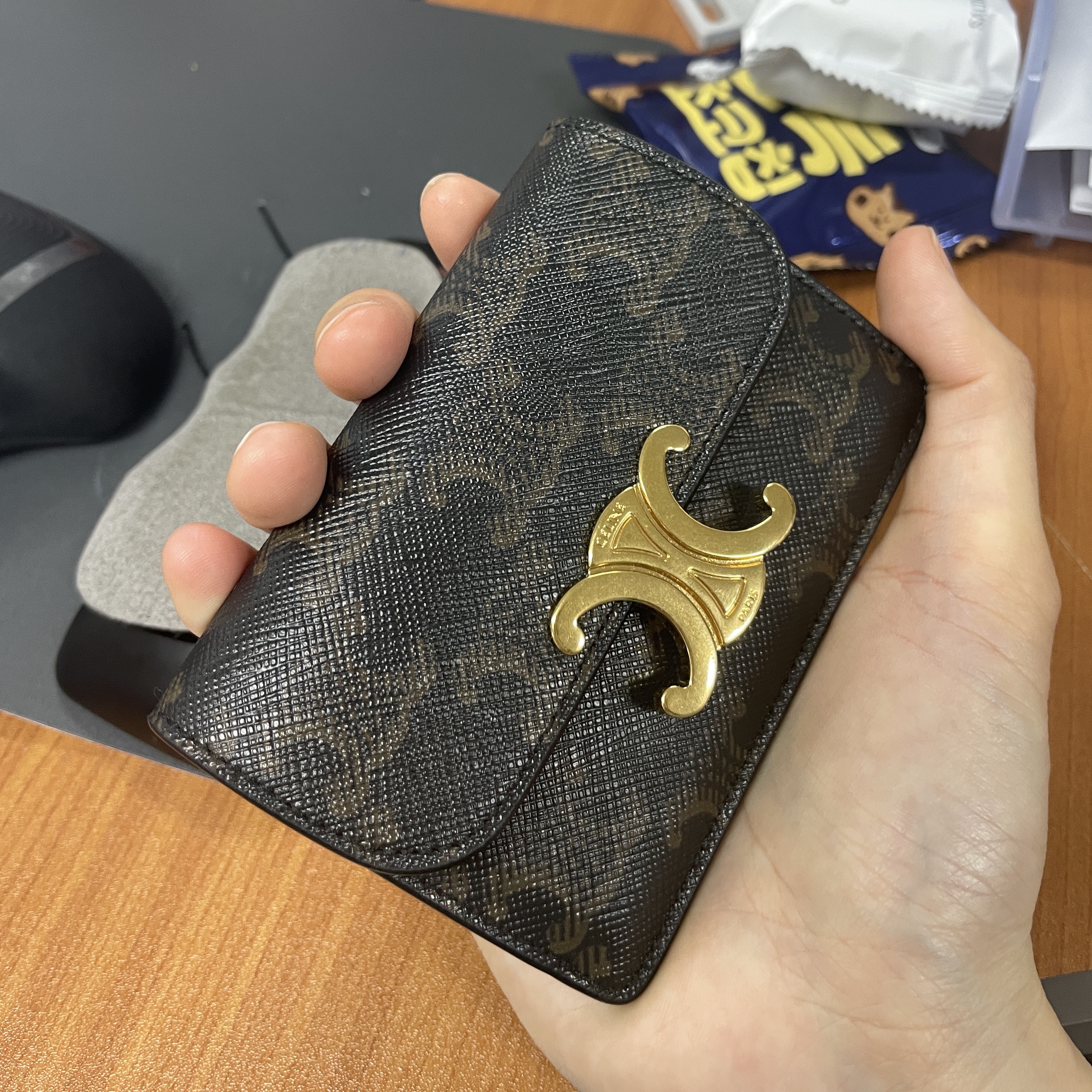 Celine Card Holder with Flap in Triomphe Canvas Tan 착용 스타일