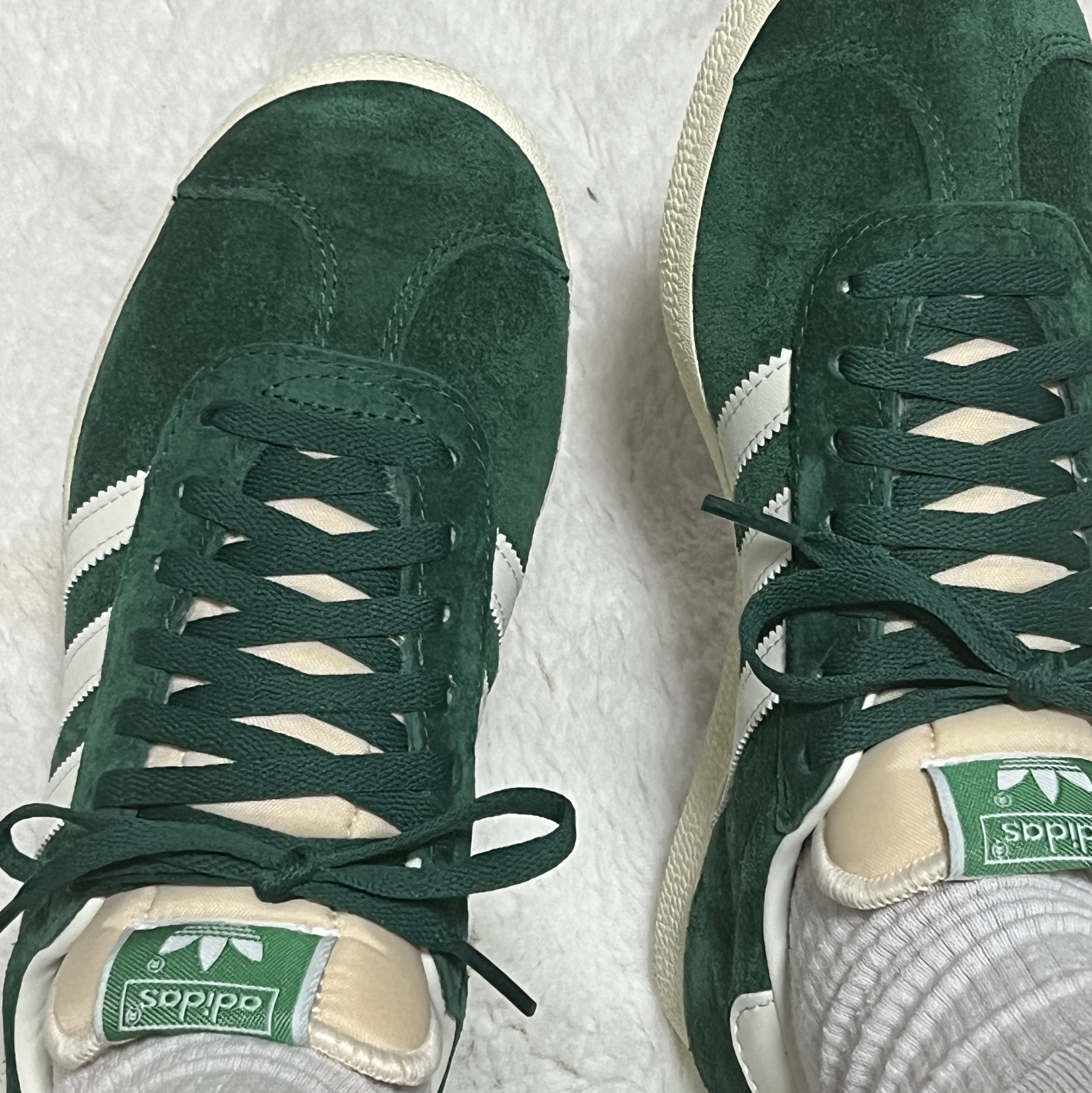 Adidas Gazelle Dark Green Cream White 착용 스타일
