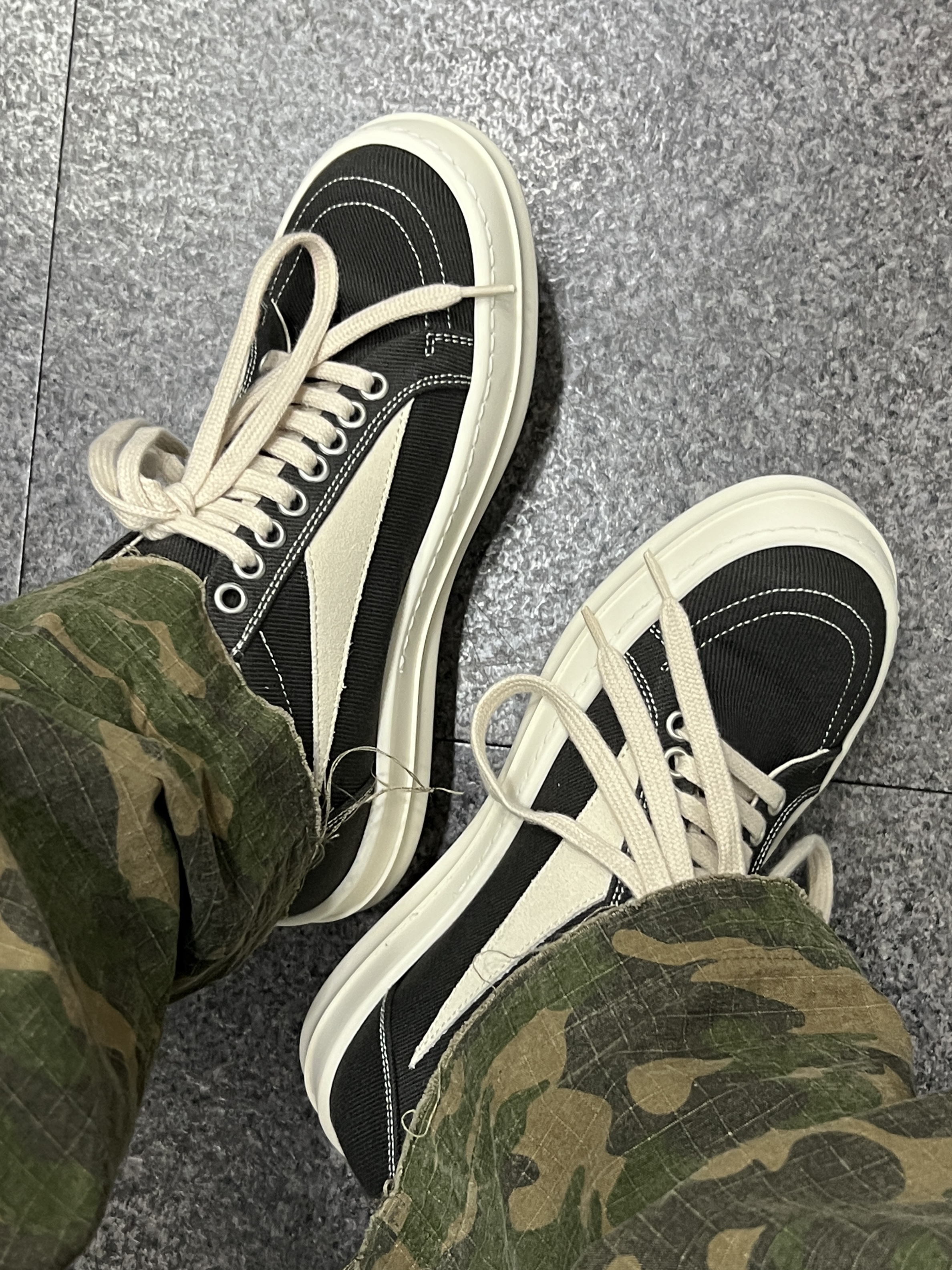 (W) Rick Owens Drkshdw Suede Vintage Sneakers Dark Dust 착용 스타일 - 3