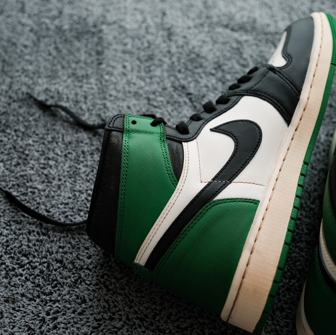 Jordan 1 Retro High OG Black and Lucky Green 착용 스타일 - 3