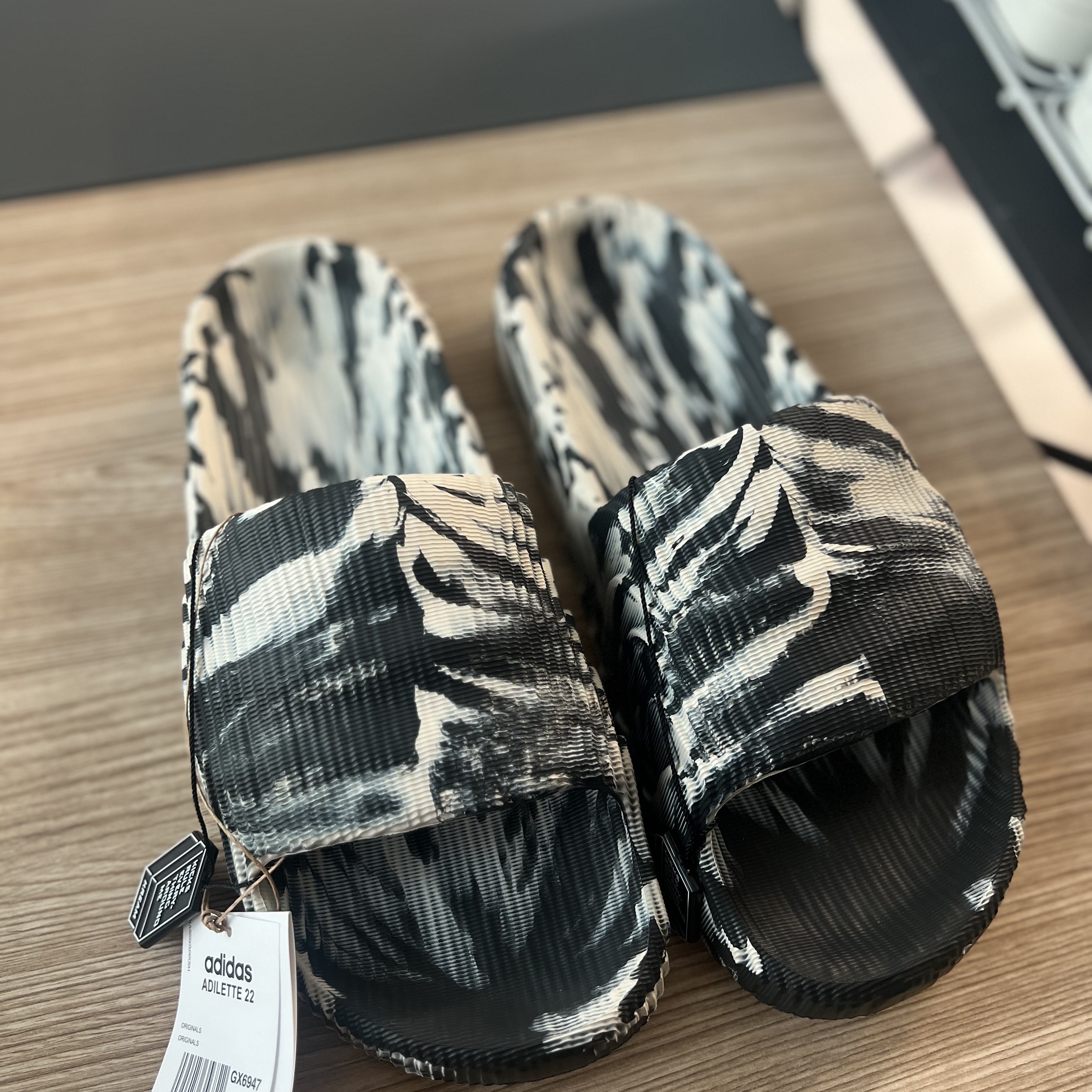 Adidas Adilette 22 Carbon Aluminium 착용 스타일