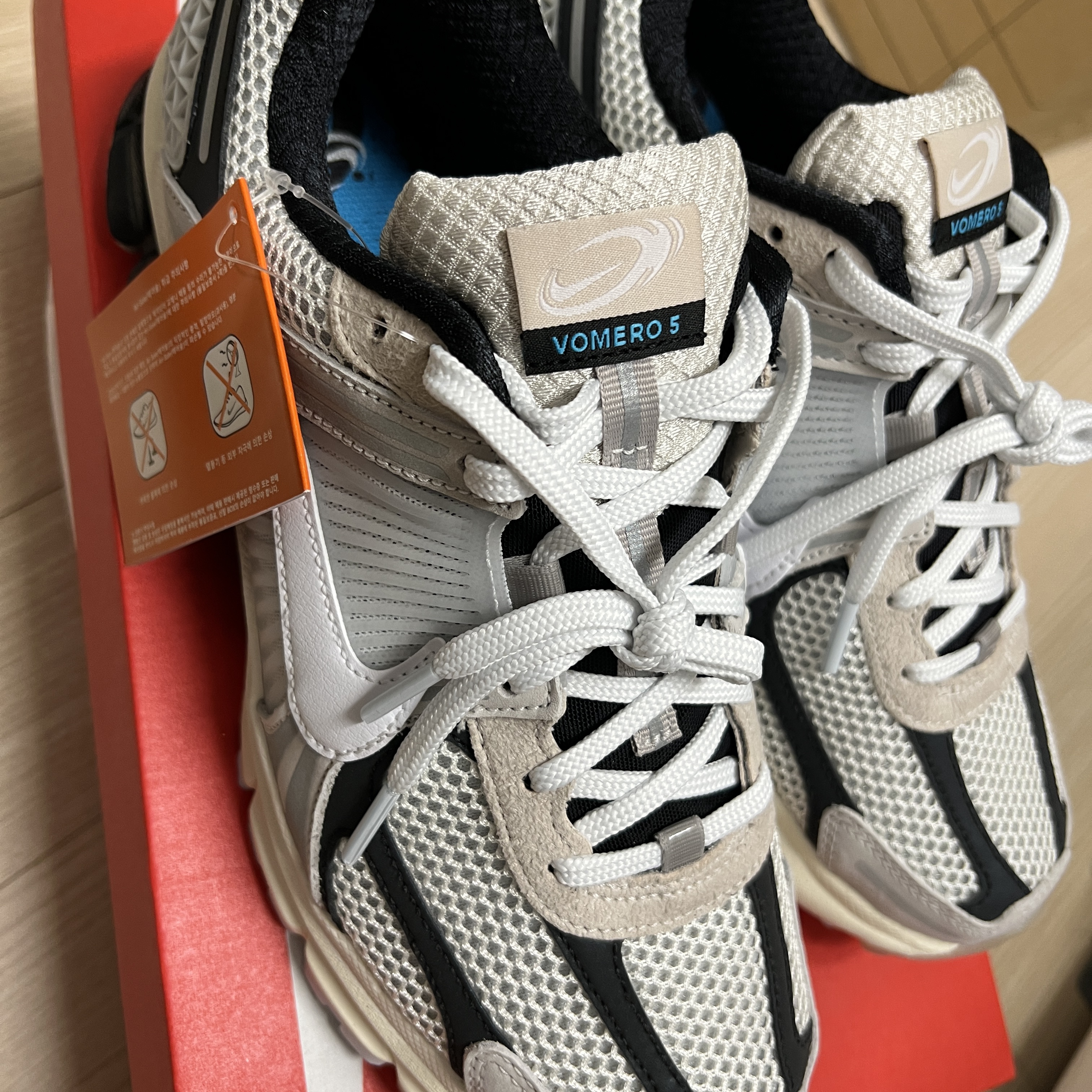 Nike Zoom Vomero 5 Light Bone and Black 착용 스타일 - 1