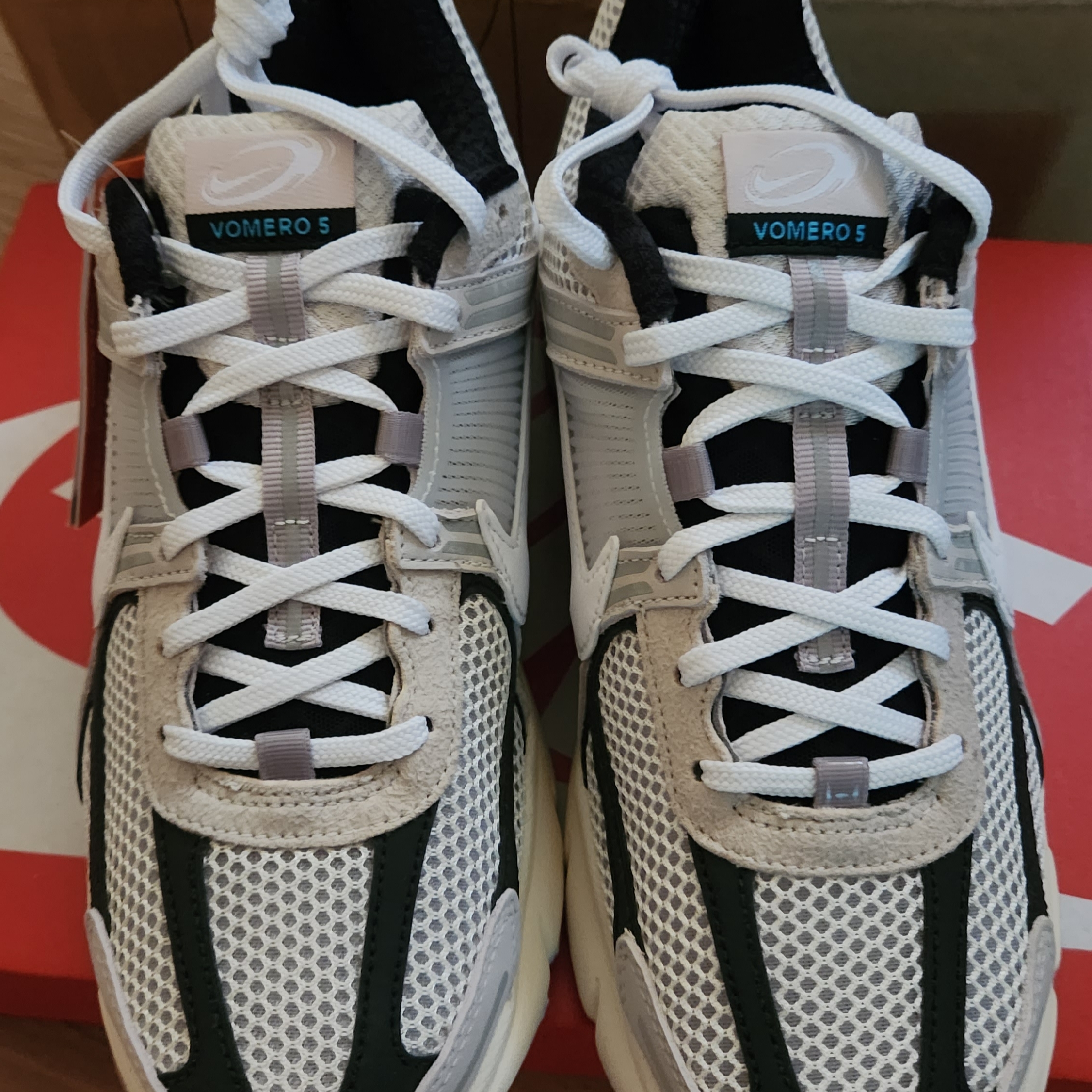 Nike Zoom Vomero 5 Light Bone and Black 착용 스타일 - 1